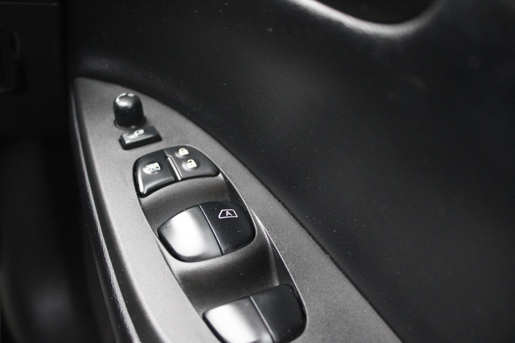 Nissan Pulsar 1.2 DIG-T Tekna Hatchback 5dr Petrol XTRON Euro 5 (s/s) Euro 5 (115 ps)