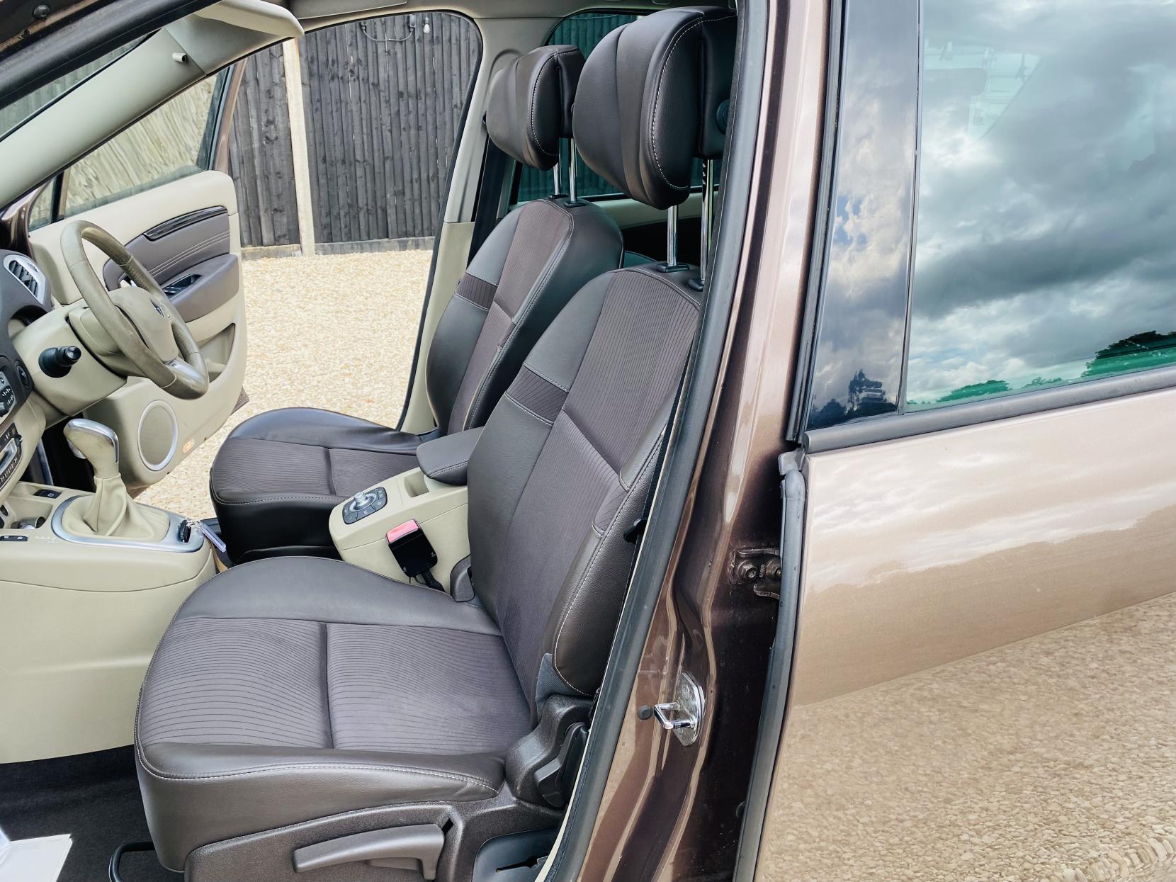 Renault Grand Scenic 2.0 dCi Privilege MPV 5dr Diesel Auto Euro 5 (150 ps)