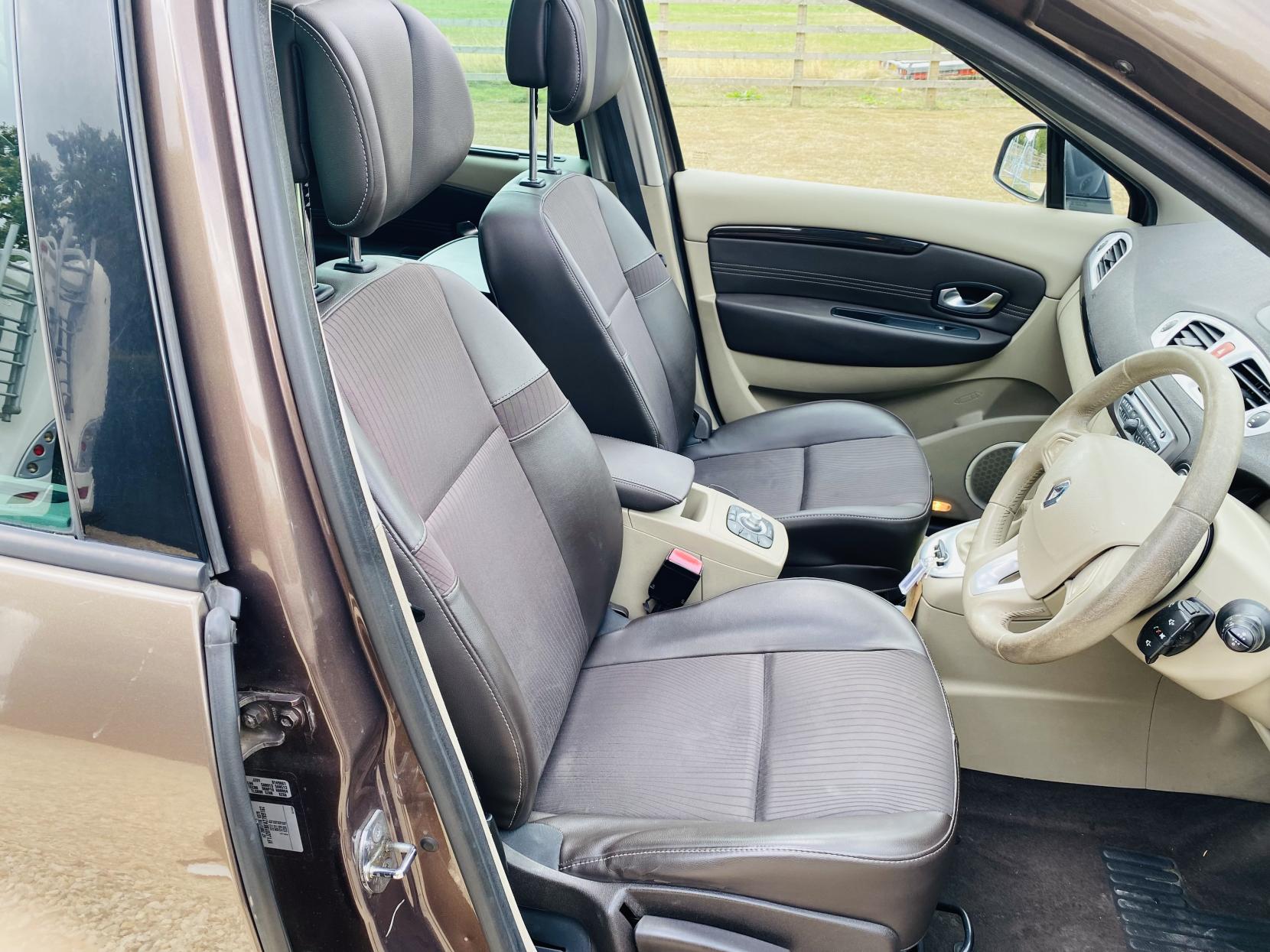 Renault Grand Scenic 2.0 dCi Privilege MPV 5dr Diesel Auto Euro 5 (150 ps)