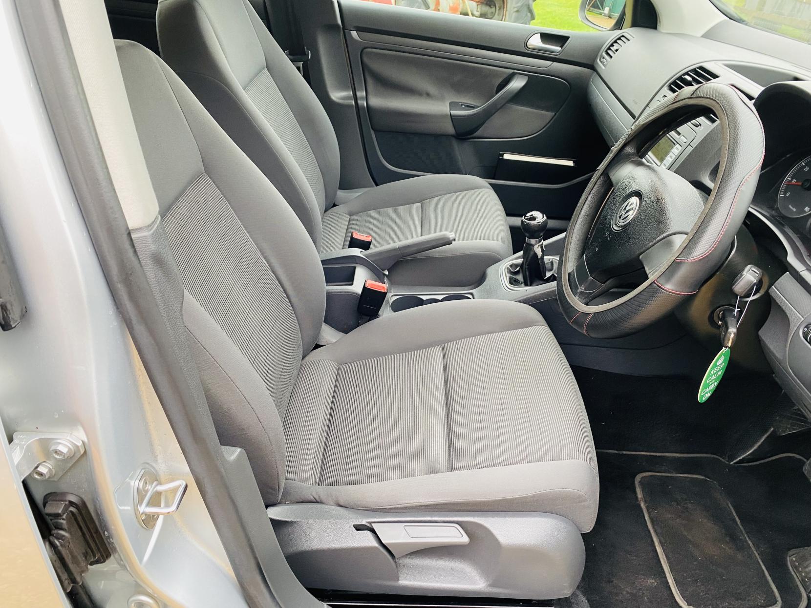 Volkswagen Golf 1.6 FSI S Hatchback 5dr Petrol Manual (159 g/km, 113 bhp)