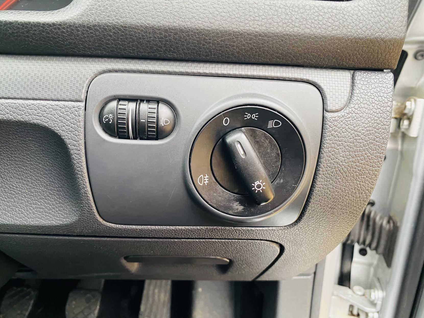 Volkswagen Golf 1.6 FSI S Hatchback 5dr Petrol Manual (159 g/km, 113 bhp)