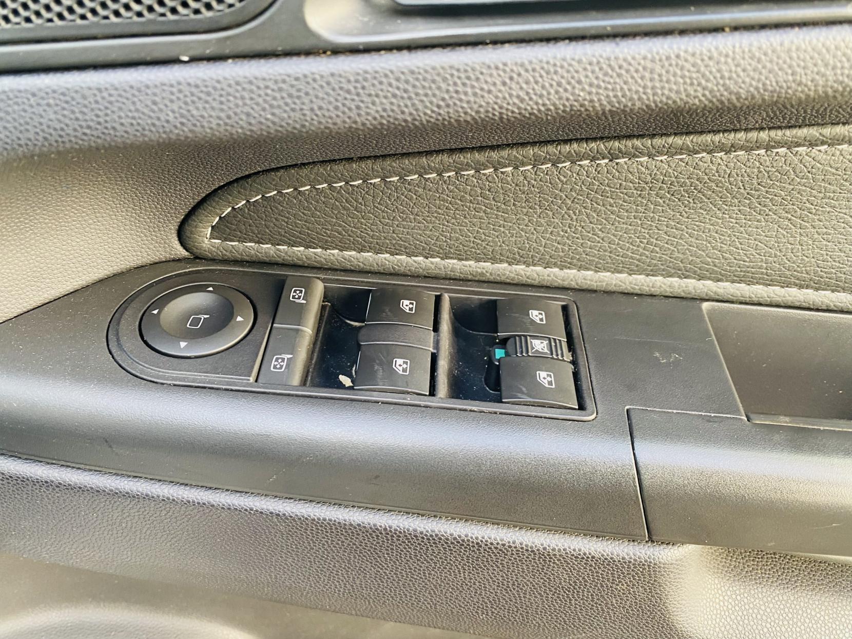 Vauxhall Zafira 2.2 16V Design MPV 5dr Petrol Auto Euro 4 (150 ps)