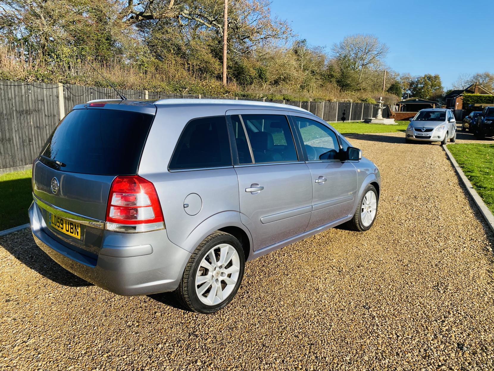 Vauxhall Zafira 2.2 16V Design MPV 5dr Petrol Auto Euro 4 (150 ps)