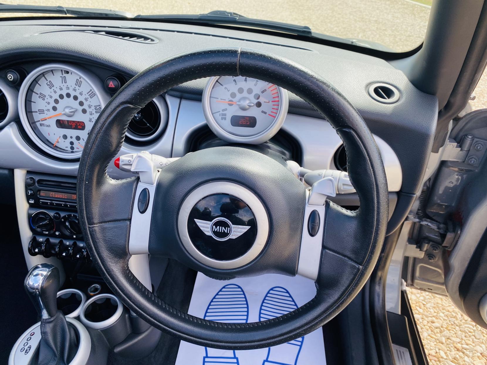 MINI Convertible 1.6 Cooper Convertible 2dr Petrol CVT Euro 3 (115 ps)