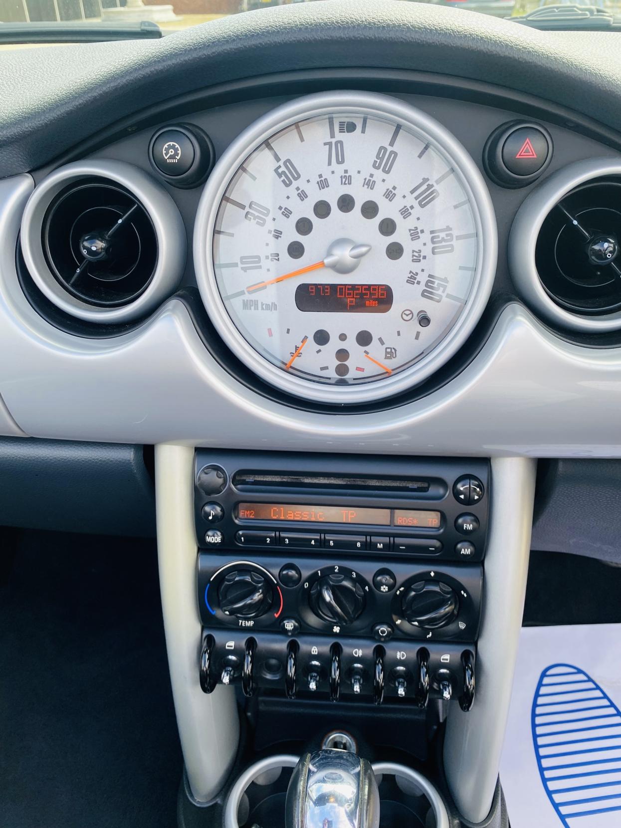 MINI Convertible 1.6 Cooper Convertible 2dr Petrol CVT Euro 3 (115 ps)