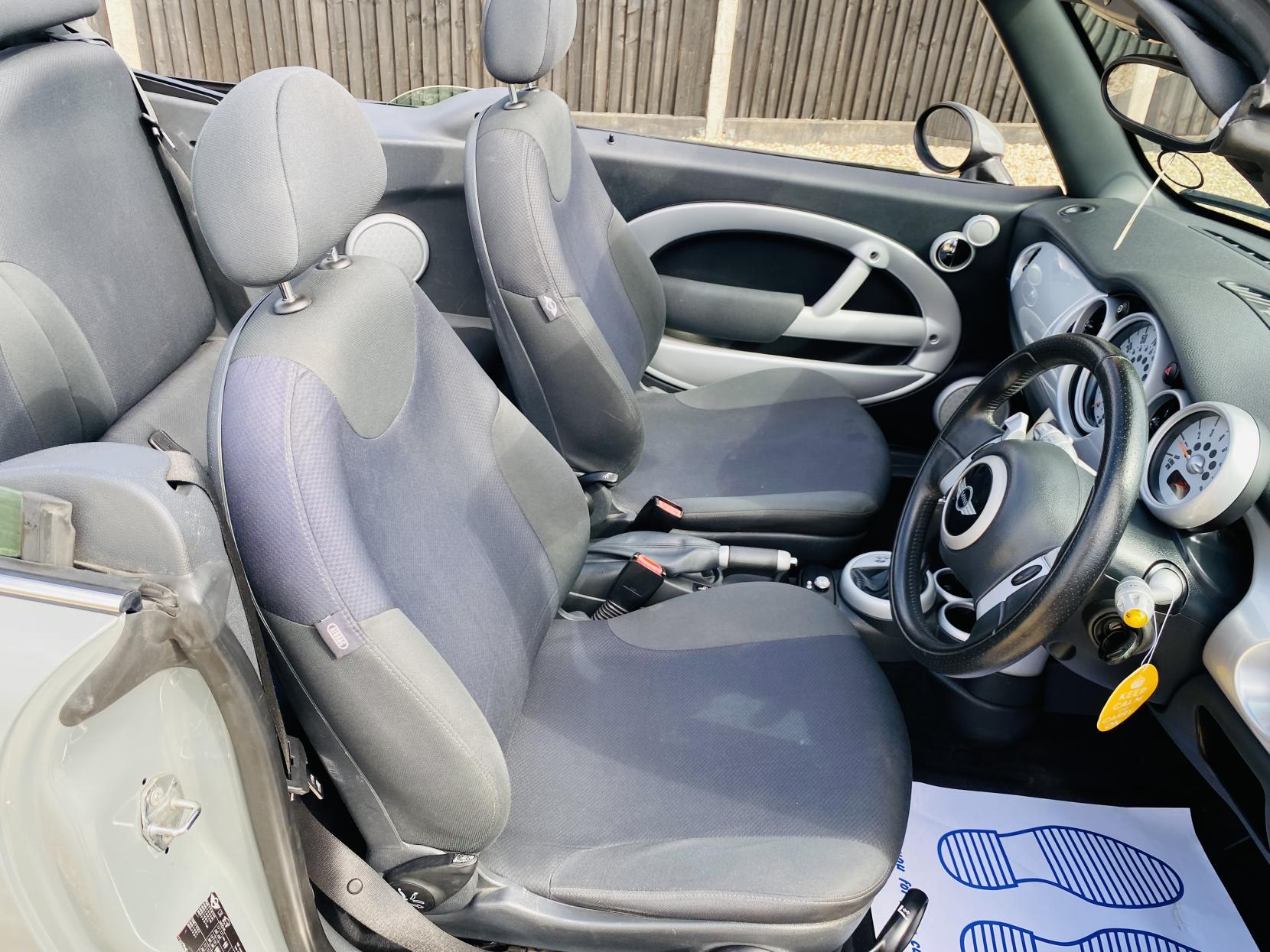 MINI Convertible 1.6 Cooper Convertible 2dr Petrol CVT Euro 3 (115 ps)