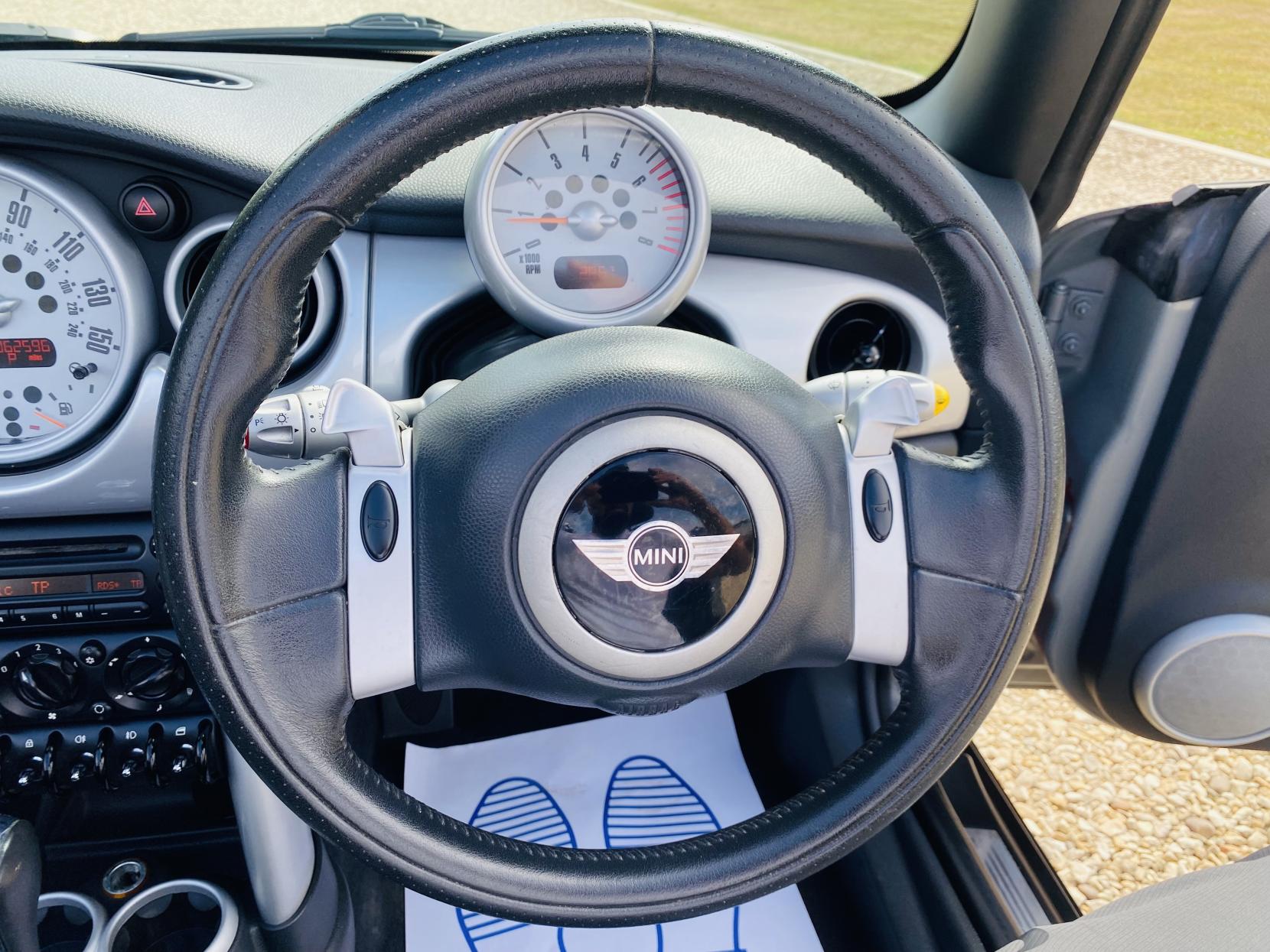 MINI Convertible 1.6 Cooper Convertible 2dr Petrol CVT Euro 3 (115 ps)