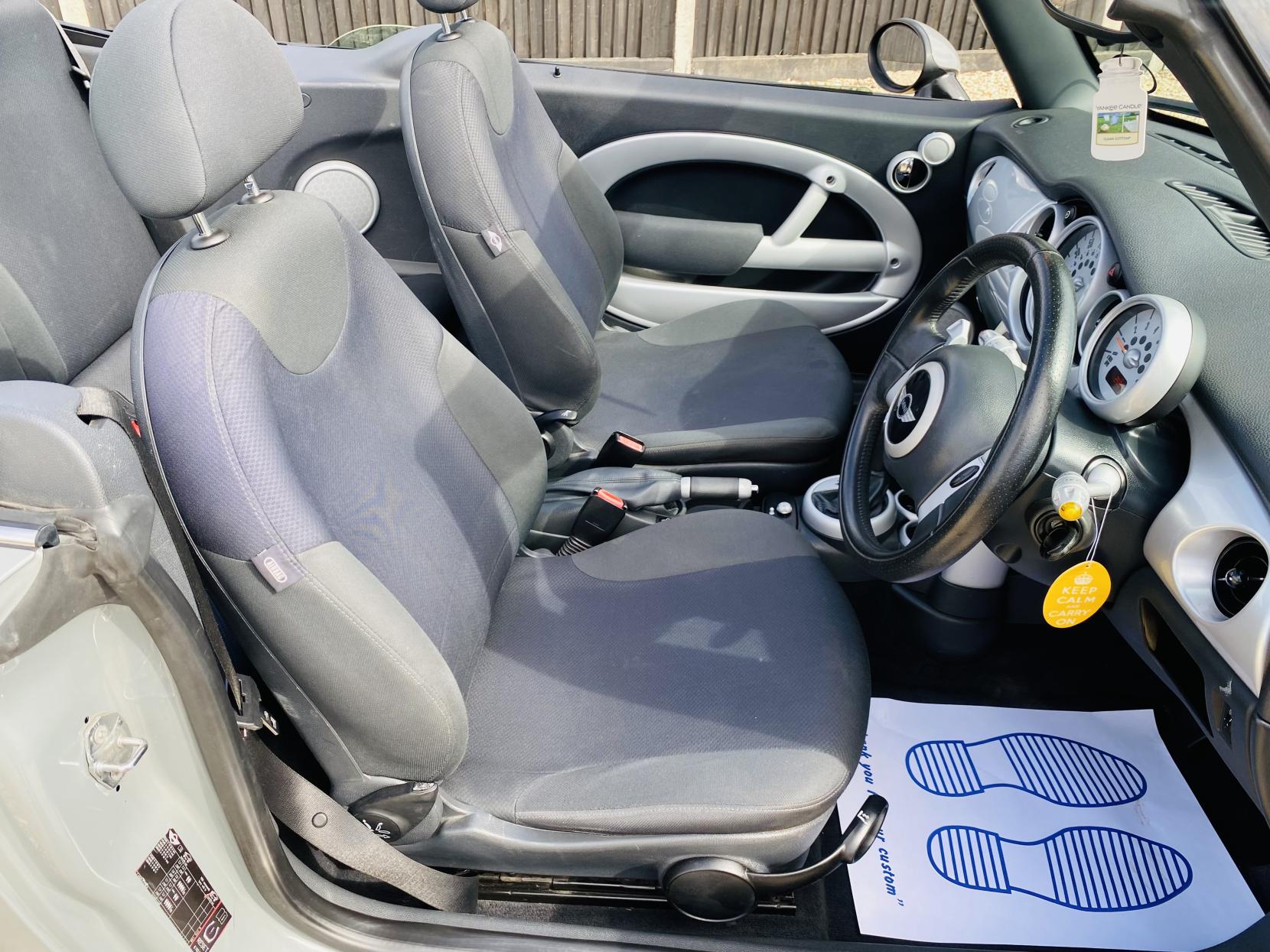 MINI Convertible 1.6 Cooper Convertible 2dr Petrol CVT Euro 3 (115 ps)