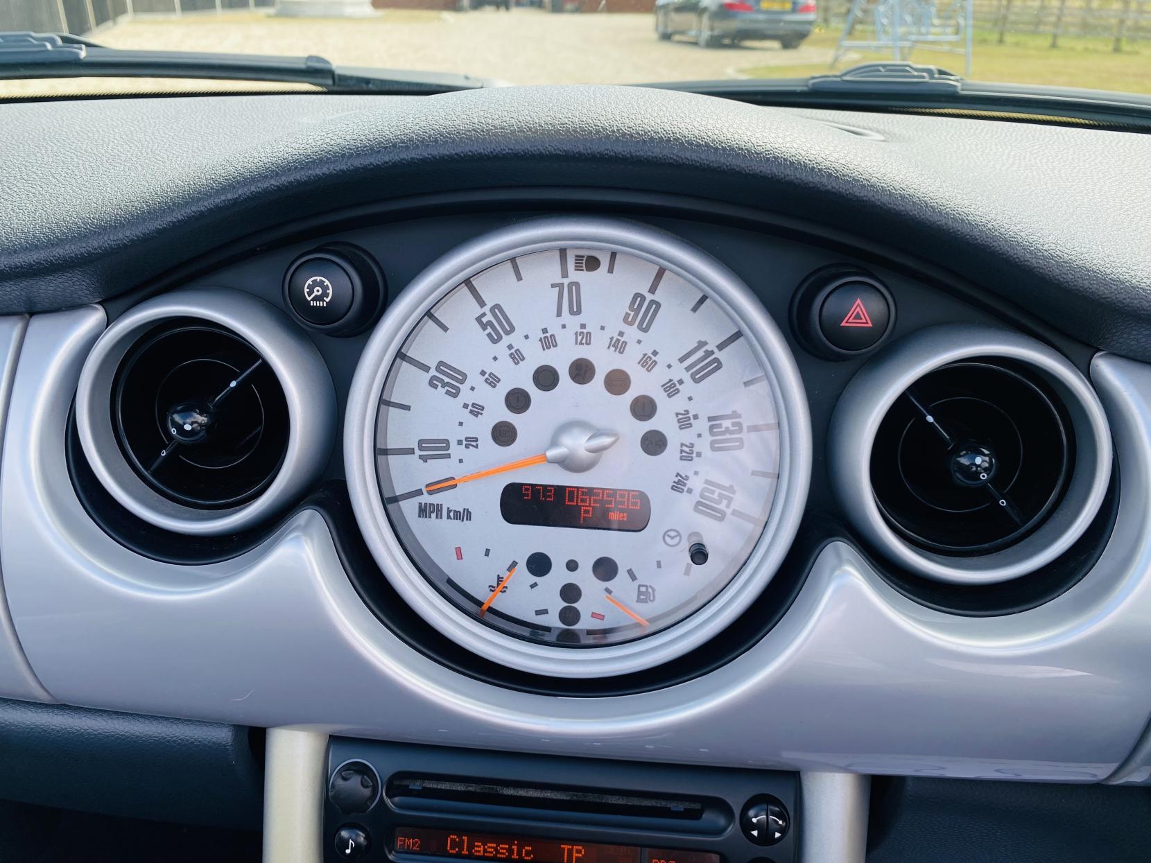 MINI Convertible 1.6 Cooper Convertible 2dr Petrol CVT Euro 3 (115 ps)