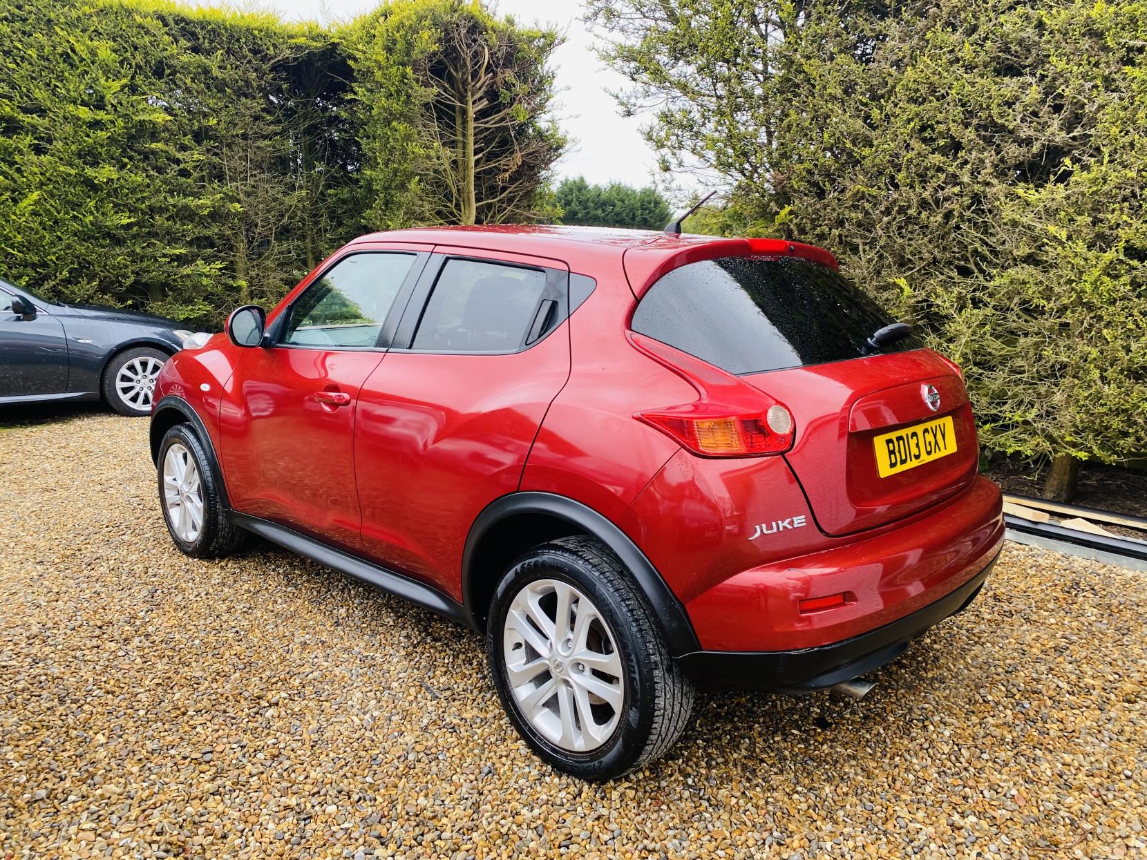 Nissan Juke 1.6 Acenta Premium SUV 5dr Petrol CVT Euro 5 (117 ps)