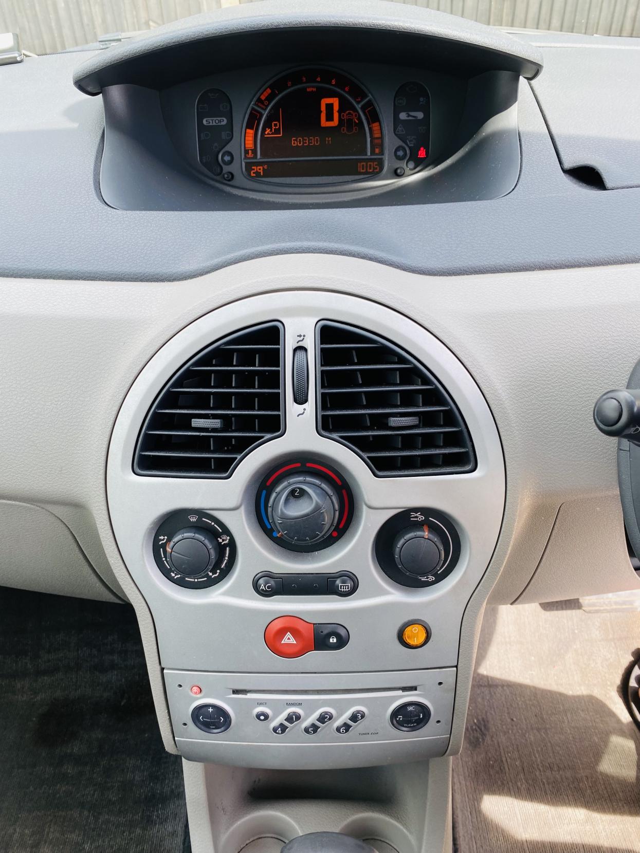 Renault Modus 1.6 16v Dynamique Hatchback 5dr Petrol Automatic (185 g/km, 110 bhp)