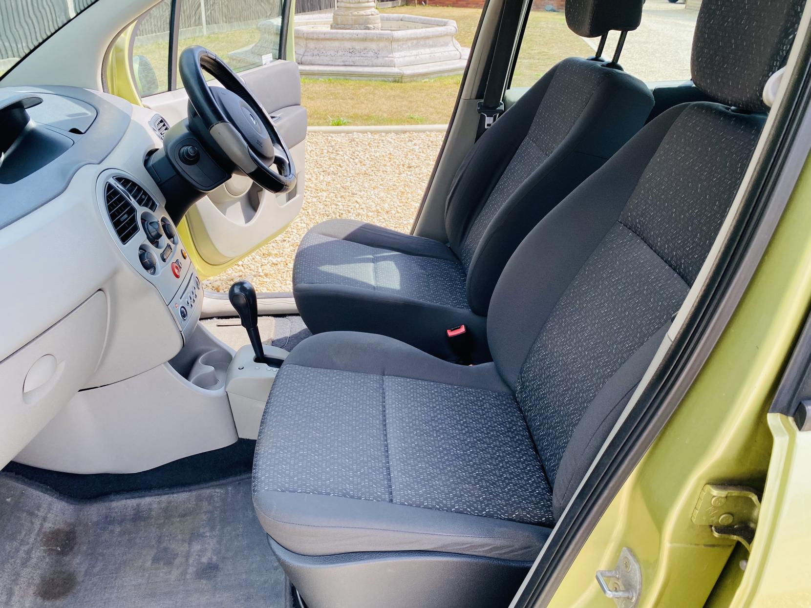 Renault Modus 1.6 16v Dynamique Hatchback 5dr Petrol Automatic (185 g/km, 110 bhp)