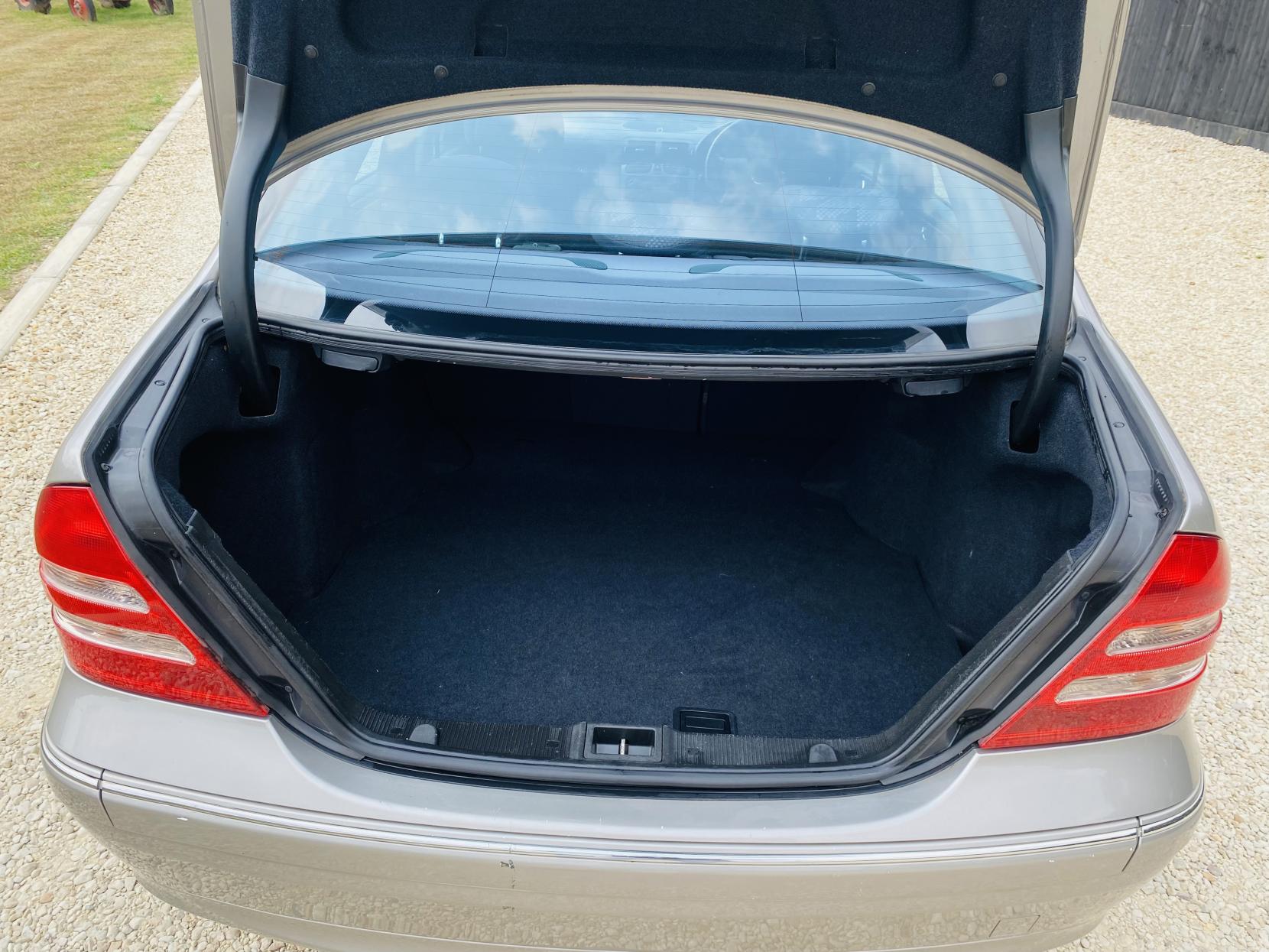 Mercedes-Benz C Class 1.8 C180 Kompressor Avantgarde SE Saloon 4dr Petrol Automatic (202 g/km, 143 bhp)