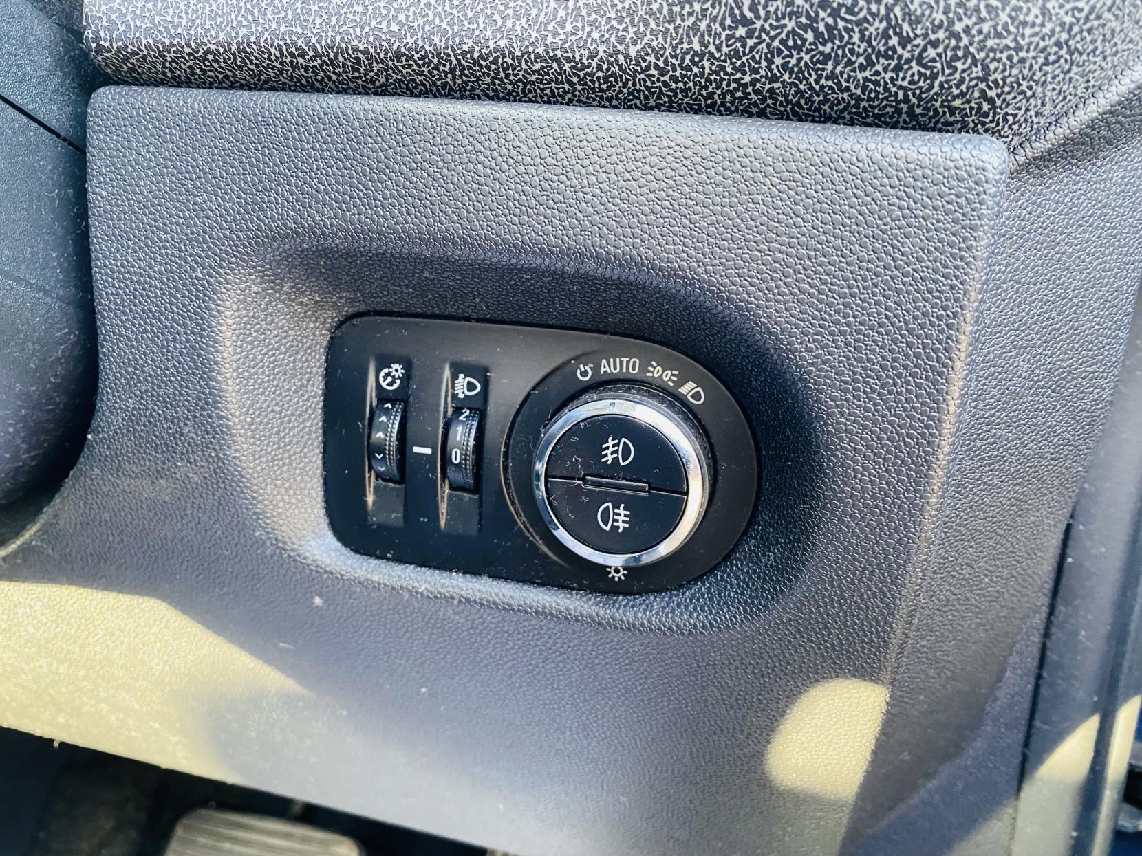 Vauxhall Corsa 1.4 16V SE Hatchback 5dr Petrol Auto Euro 5 (100 ps)