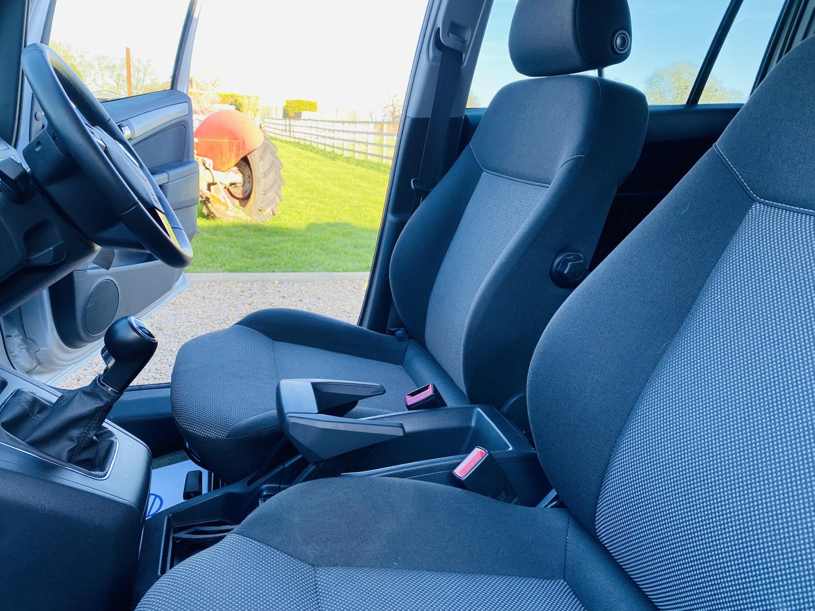 Vauxhall Zafira 1.6 16V Design MPV 5dr Petrol Manual Euro 5 (SNav) (115 ps)