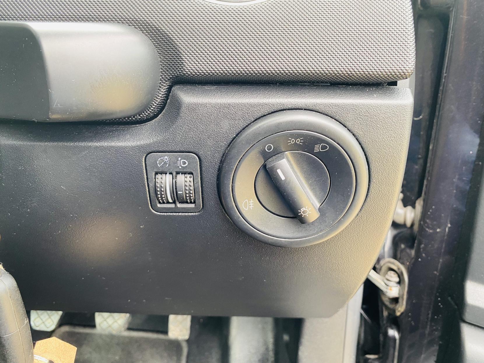 Volkswagen Beetle 1.6 Hatchback 3dr Petrol Manual Euro 4 (102 ps)