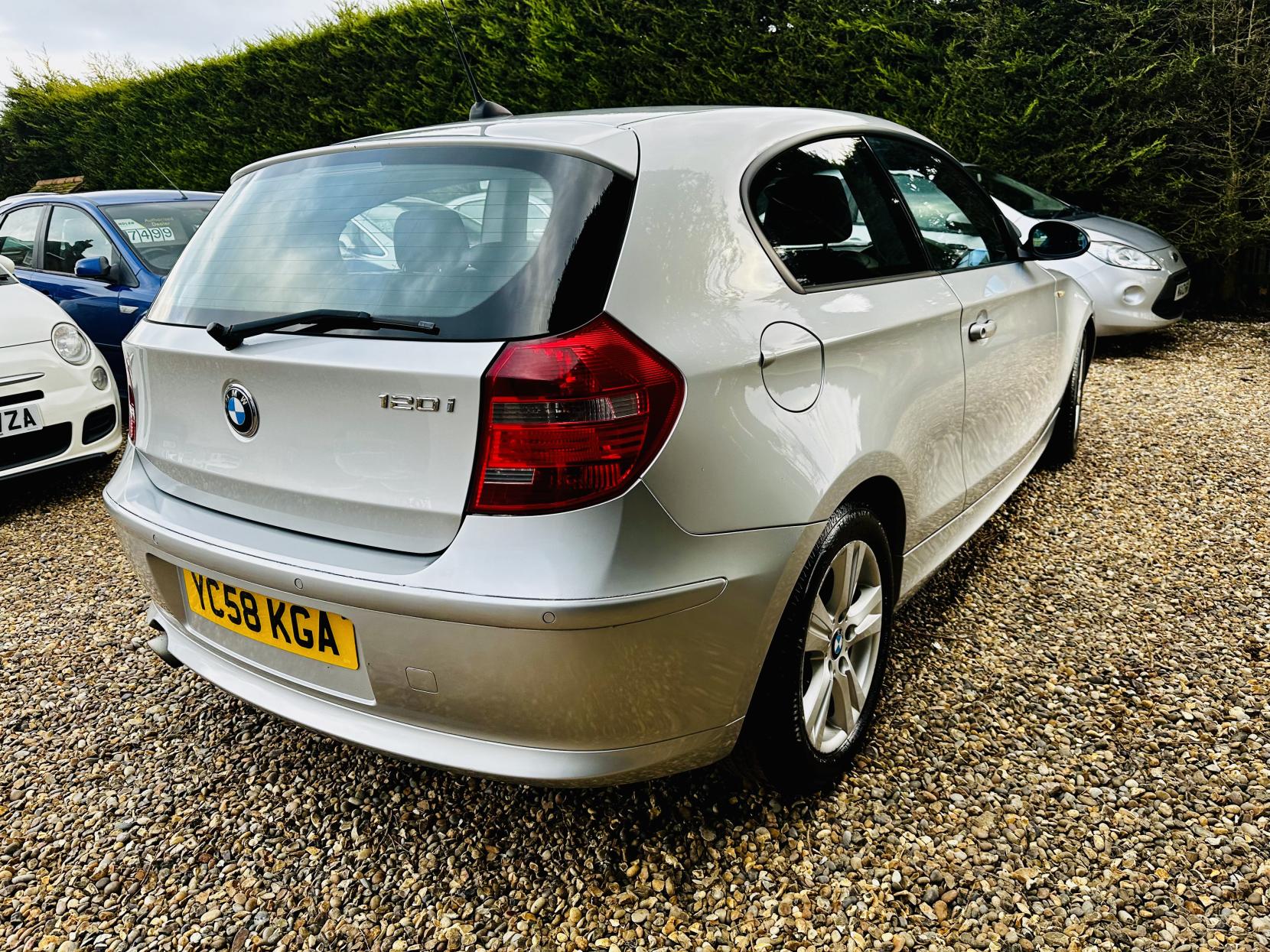 BMW 1 Series 2.0 120i SE Hatchback 3dr Petrol Steptronic Euro 4 (170 ps)