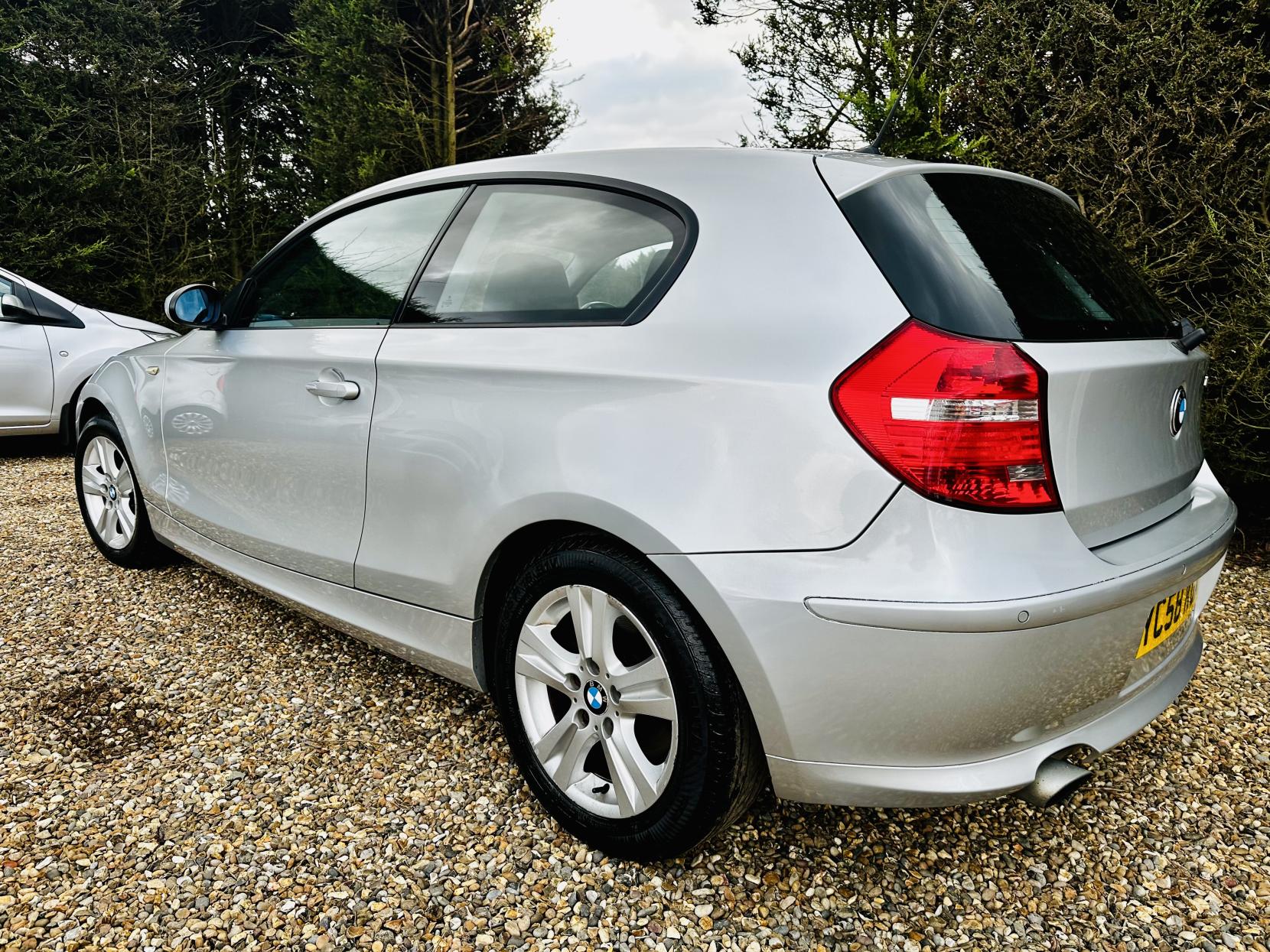 BMW 1 Series 2.0 120i SE Hatchback 3dr Petrol Steptronic Euro 4 (170 ps)