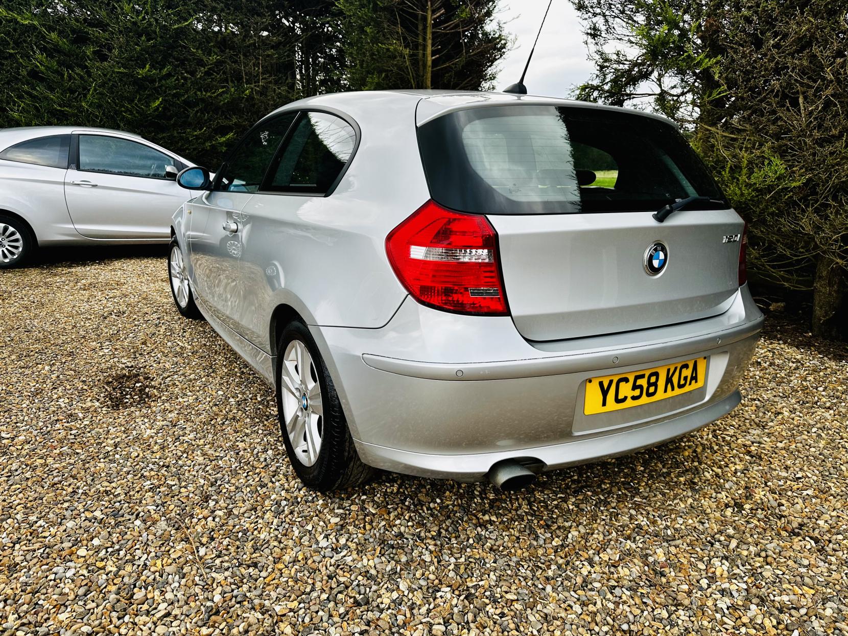 BMW 1 Series 2.0 120i SE Hatchback 3dr Petrol Steptronic Euro 4 (170 ps)