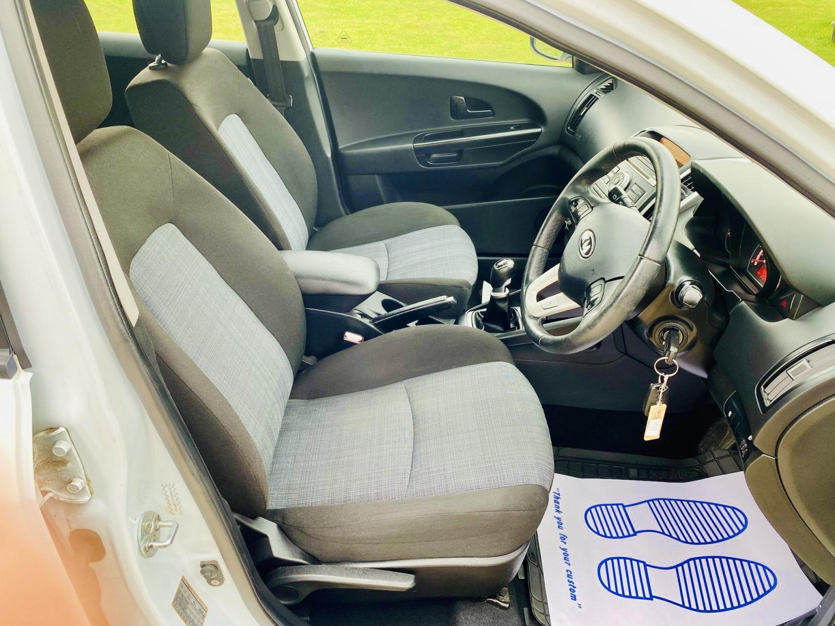 Kia Ceed 1.4 1 Hatchback 5dr Petrol Manual Euro 5 (89 bhp)
