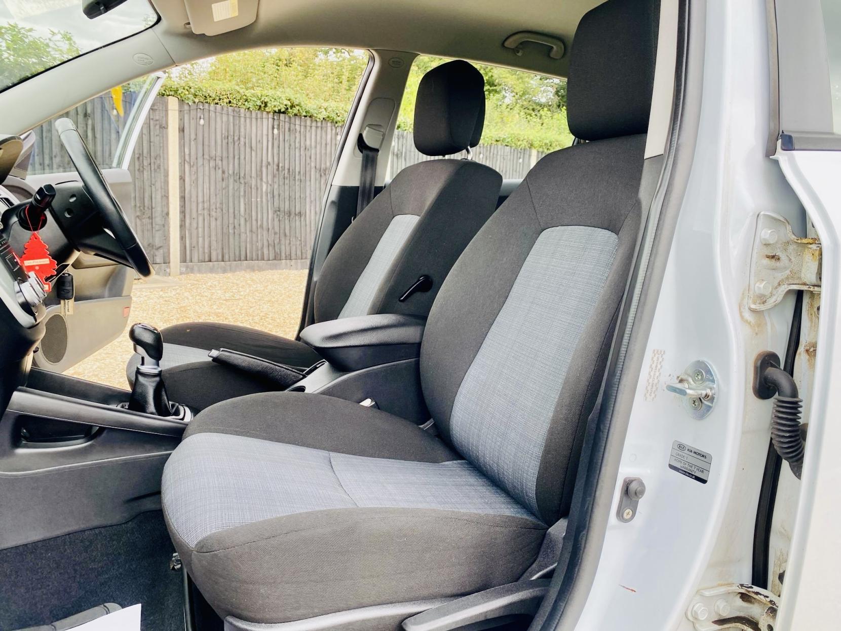 Kia Ceed 1.4 1 Hatchback 5dr Petrol Manual Euro 5 (89 bhp)