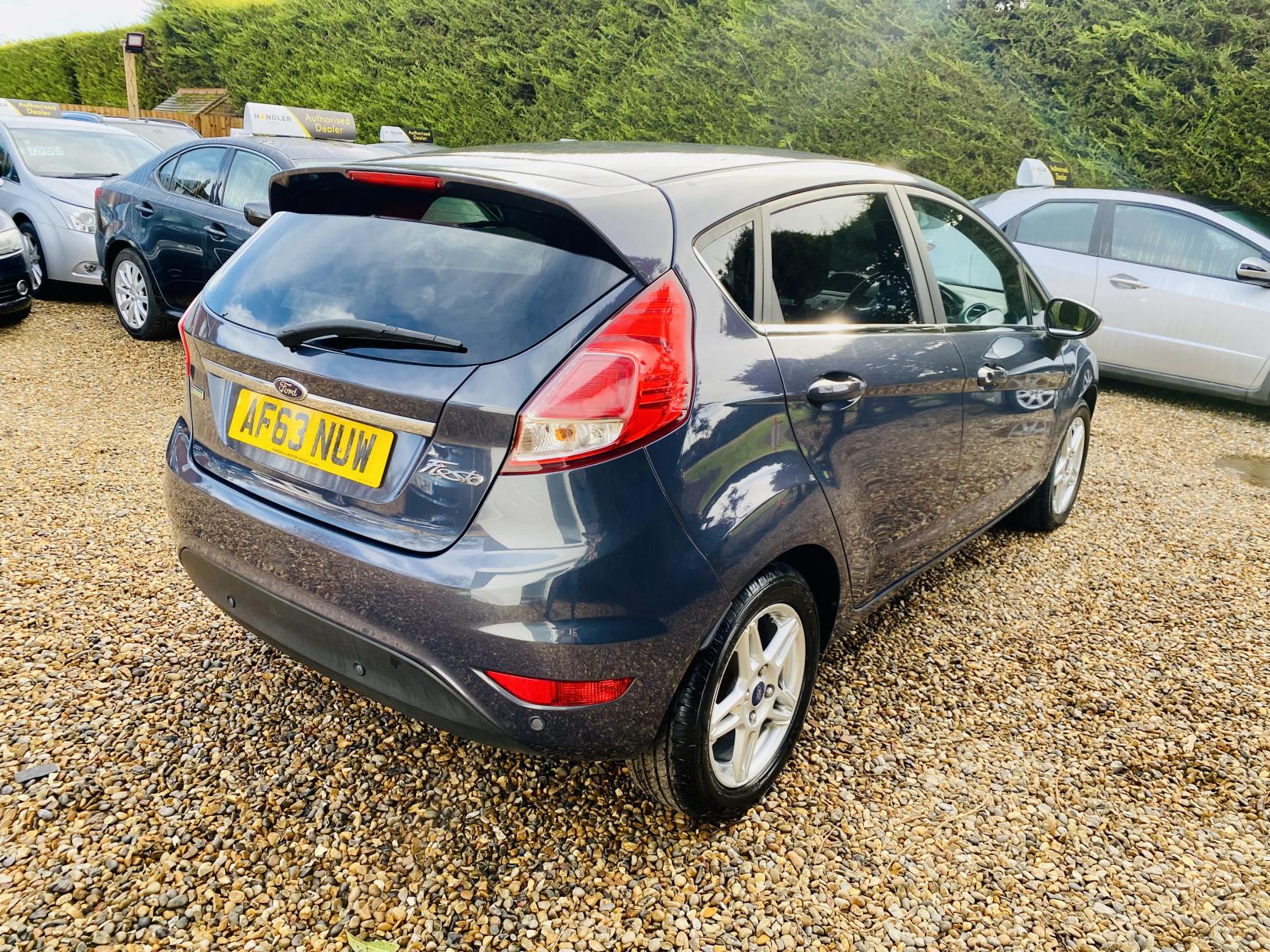 Ford Fiesta 1.0T EcoBoost Zetec Hatchback 5dr Petrol Powershift Euro 5 (100 ps)