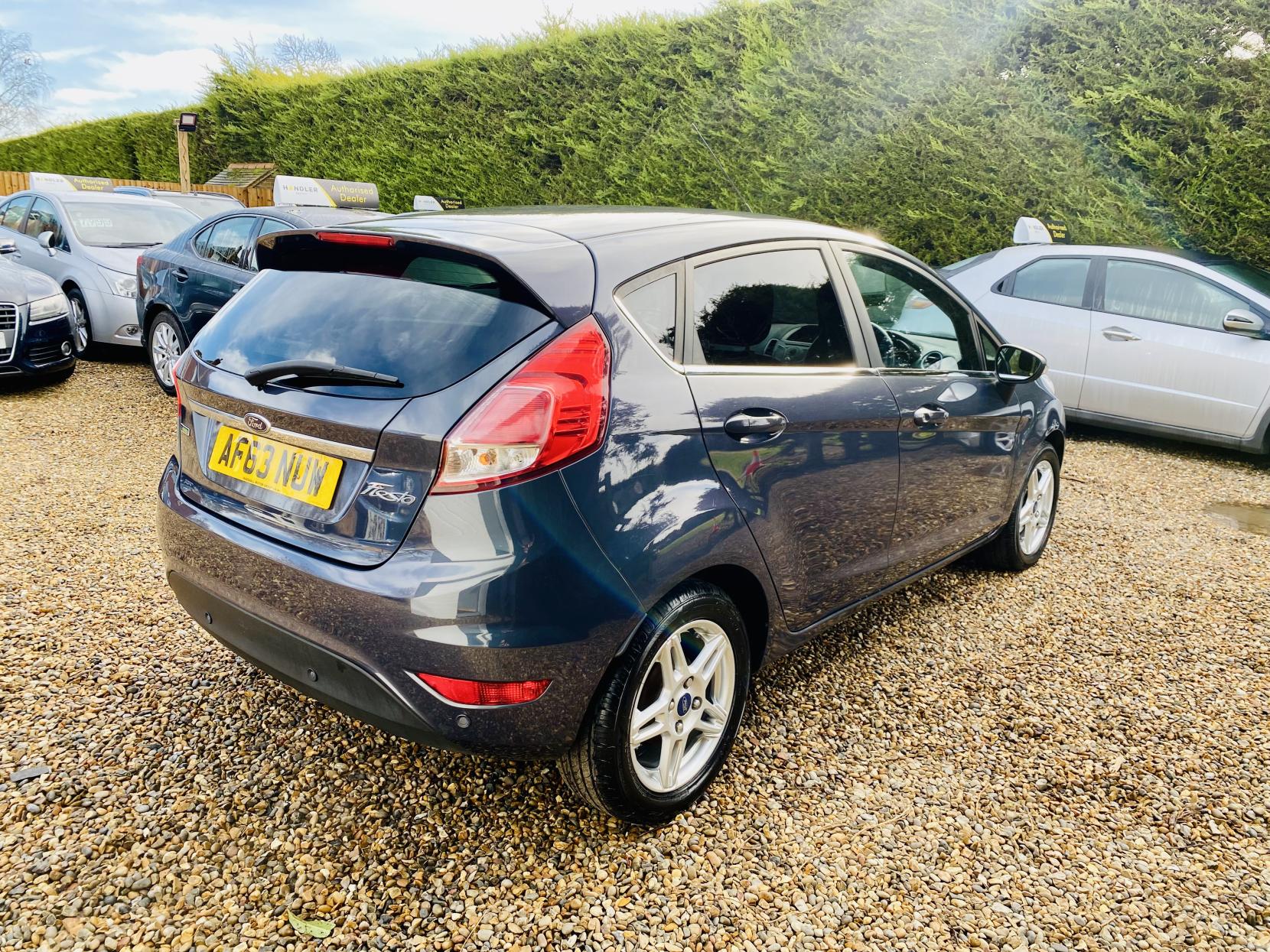 Ford Fiesta 1.0T EcoBoost Zetec Hatchback 5dr Petrol Powershift Euro 5 (100 ps)