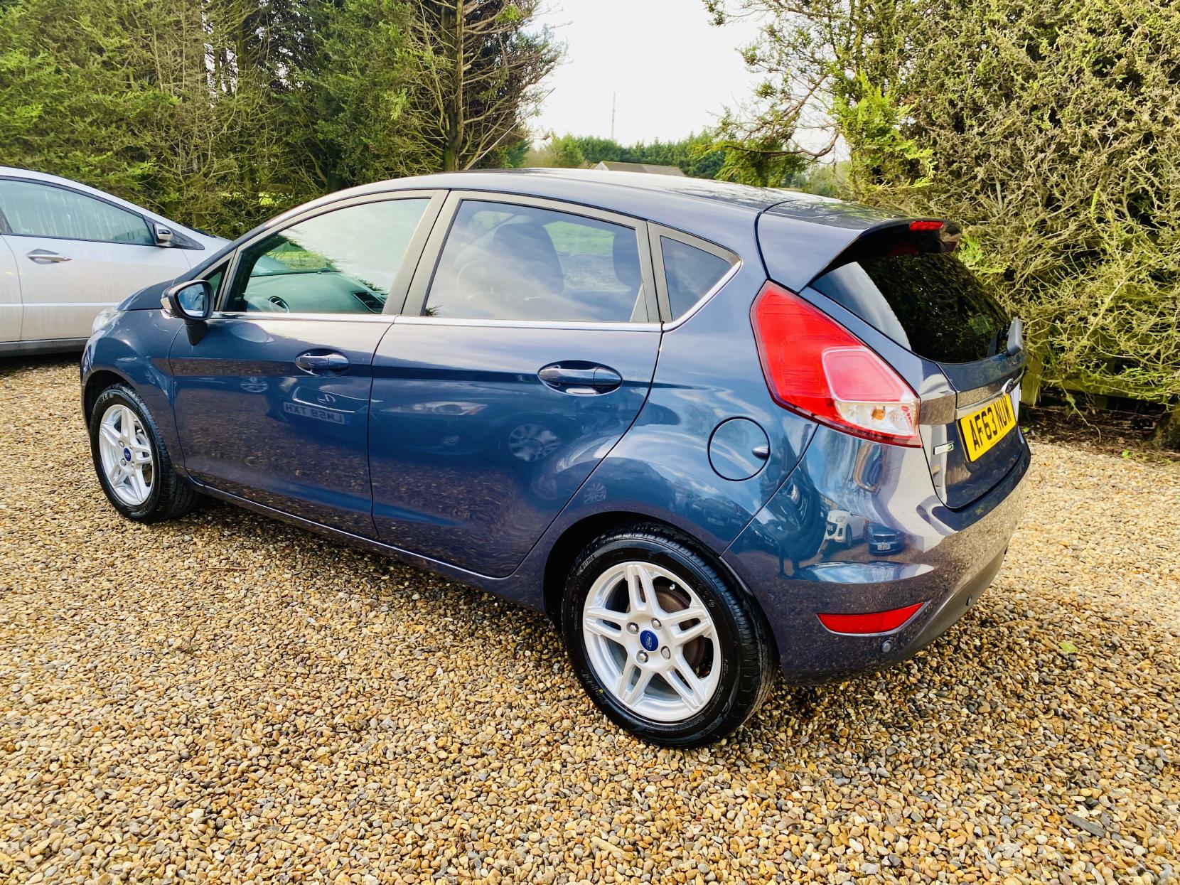 Ford Fiesta 1.0T EcoBoost Zetec Hatchback 5dr Petrol Powershift Euro 5 (100 ps)