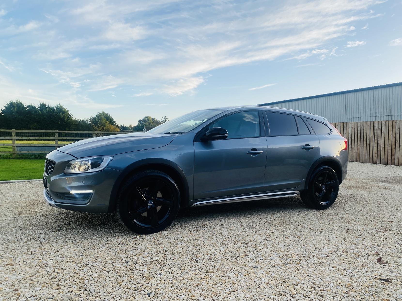 Volvo V60 Cross Country 2.4 D4 Lux Nav Estate 5dr Diesel Auto AWD Euro 6 (s/s) (190 ps)