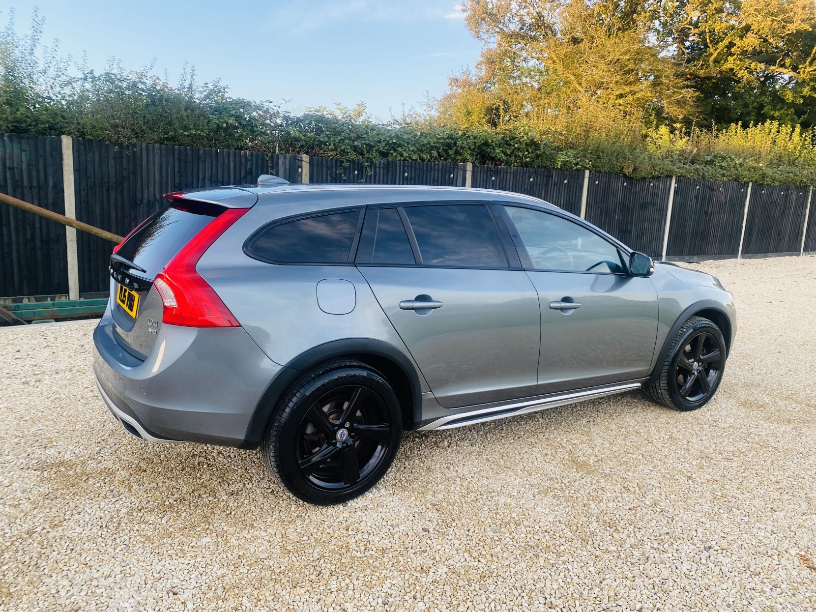 Volvo V60 Cross Country 2.4 D4 Lux Nav Estate 5dr Diesel Auto AWD Euro 6 (s/s) (190 ps)