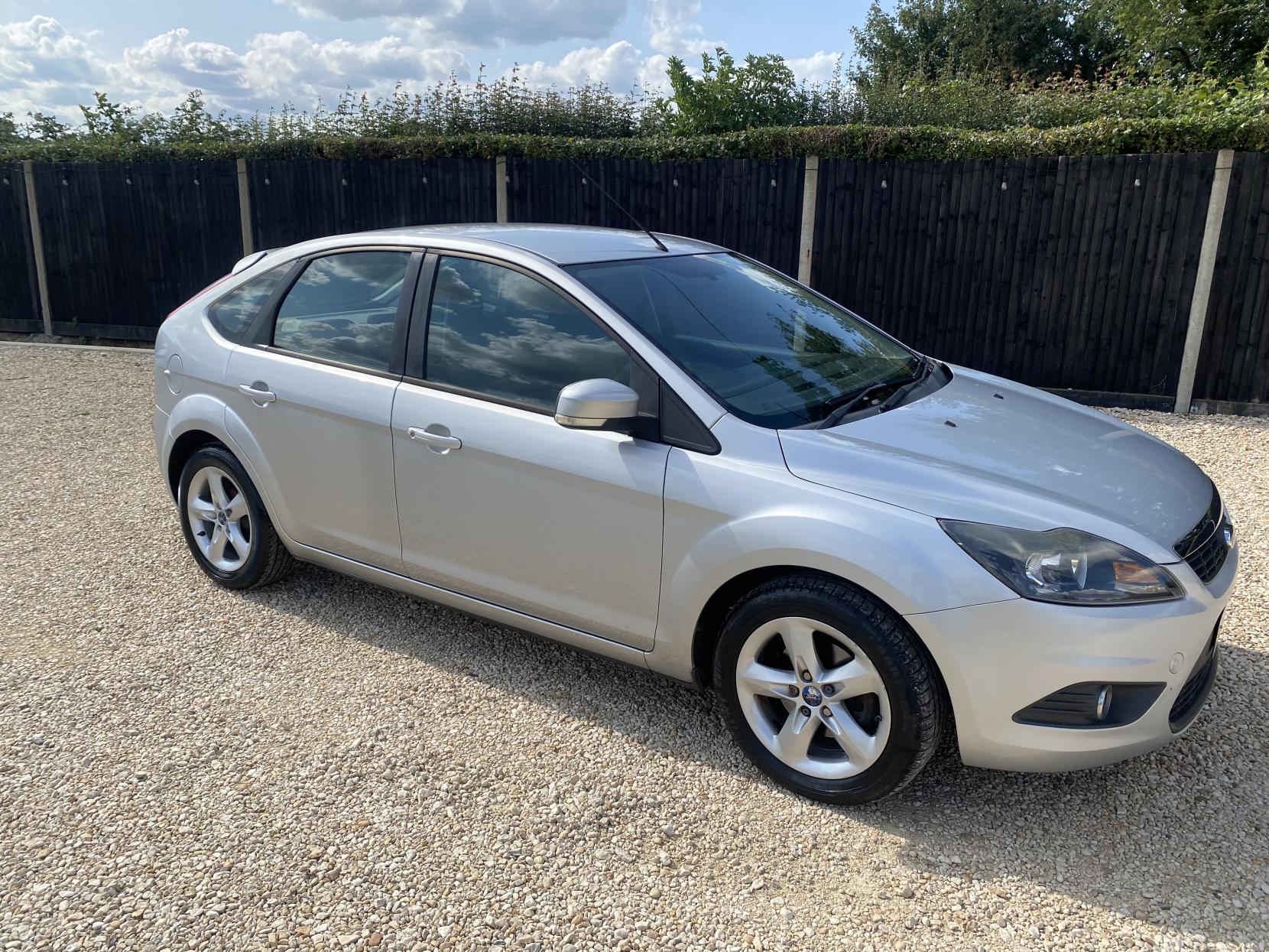Ford Focus 1.6 Zetec Hatchback 5dr Petrol Automatic (184 g/km, 99 bhp)