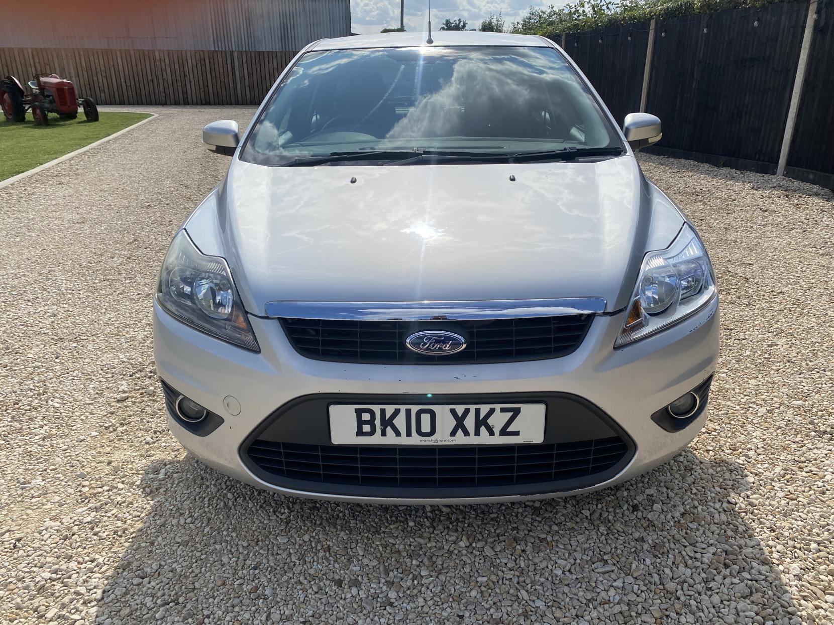 Ford Focus 1.6 Zetec Hatchback 5dr Petrol Automatic (184 g/km, 99 bhp)