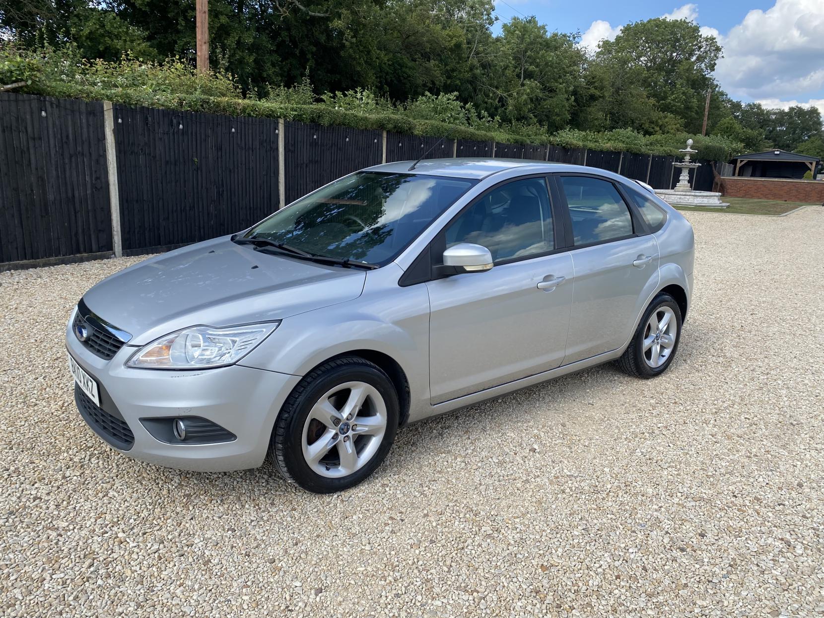 Ford Focus 1.6 Zetec Hatchback 5dr Petrol Automatic (184 g/km, 99 bhp)