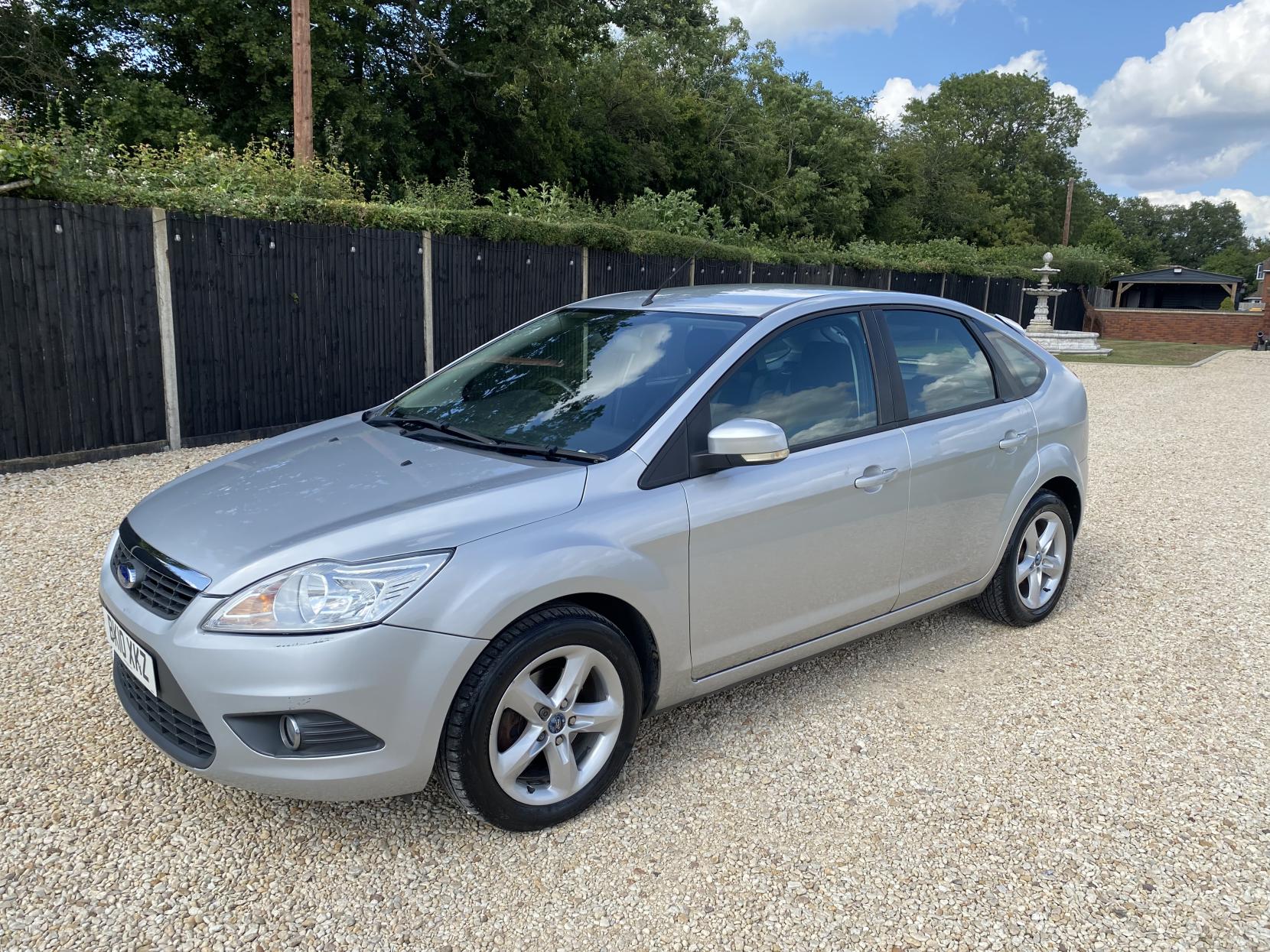 Ford Focus 1.6 Zetec Hatchback 5dr Petrol Automatic (184 g/km, 99 bhp)