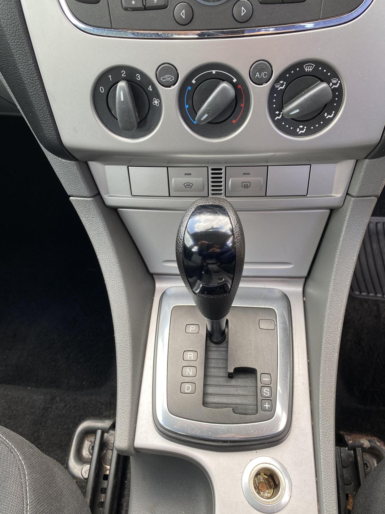 Ford Focus 1.6 Zetec Hatchback 5dr Petrol Automatic (184 g/km, 99 bhp)