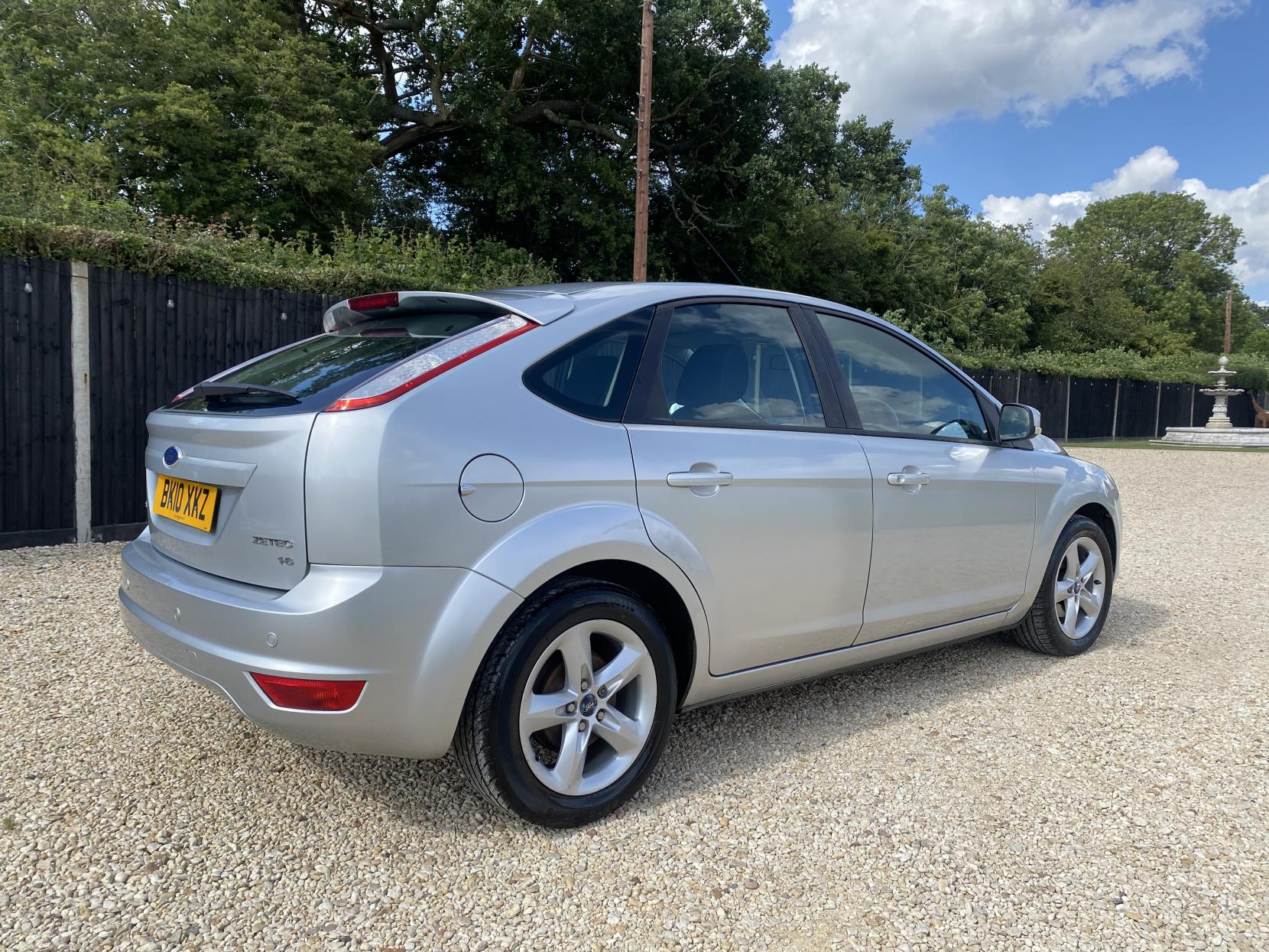 Ford Focus 1.6 Zetec Hatchback 5dr Petrol Automatic (184 g/km, 99 bhp)