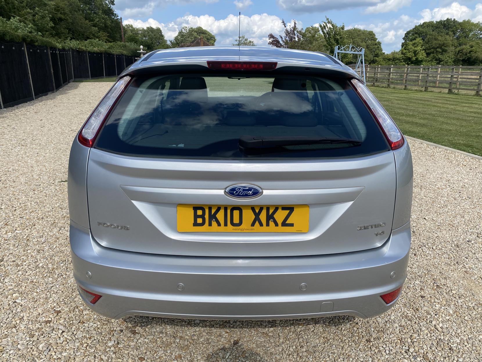 Ford Focus 1.6 Zetec Hatchback 5dr Petrol Automatic (184 g/km, 99 bhp)