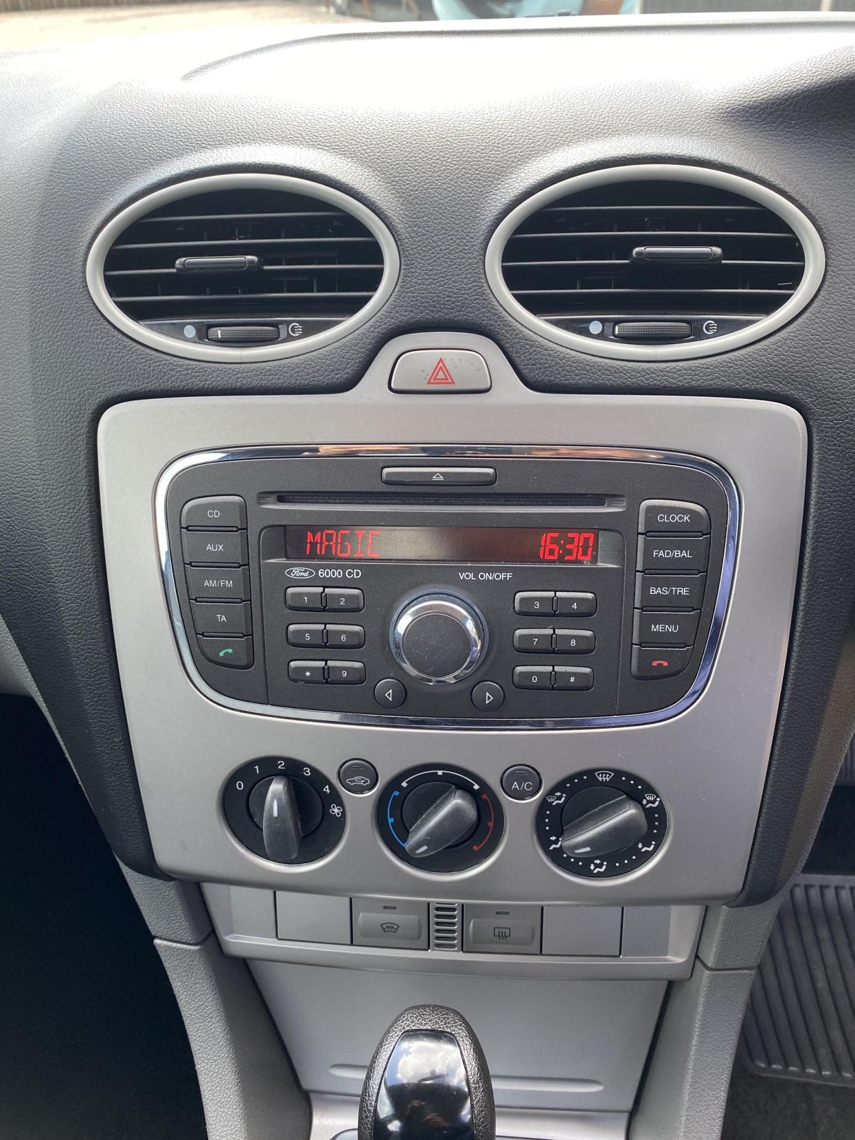 Ford Focus 1.6 Zetec Hatchback 5dr Petrol Automatic (184 g/km, 99 bhp)
