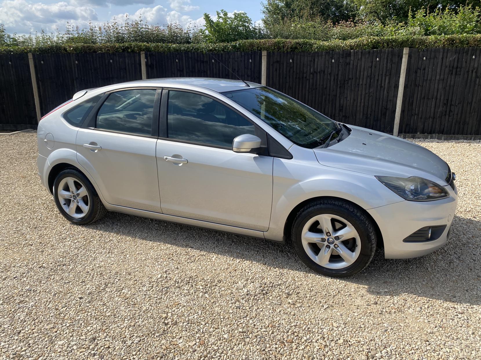 Ford Focus 1.6 Zetec Hatchback 5dr Petrol Automatic (184 g/km, 99 bhp)