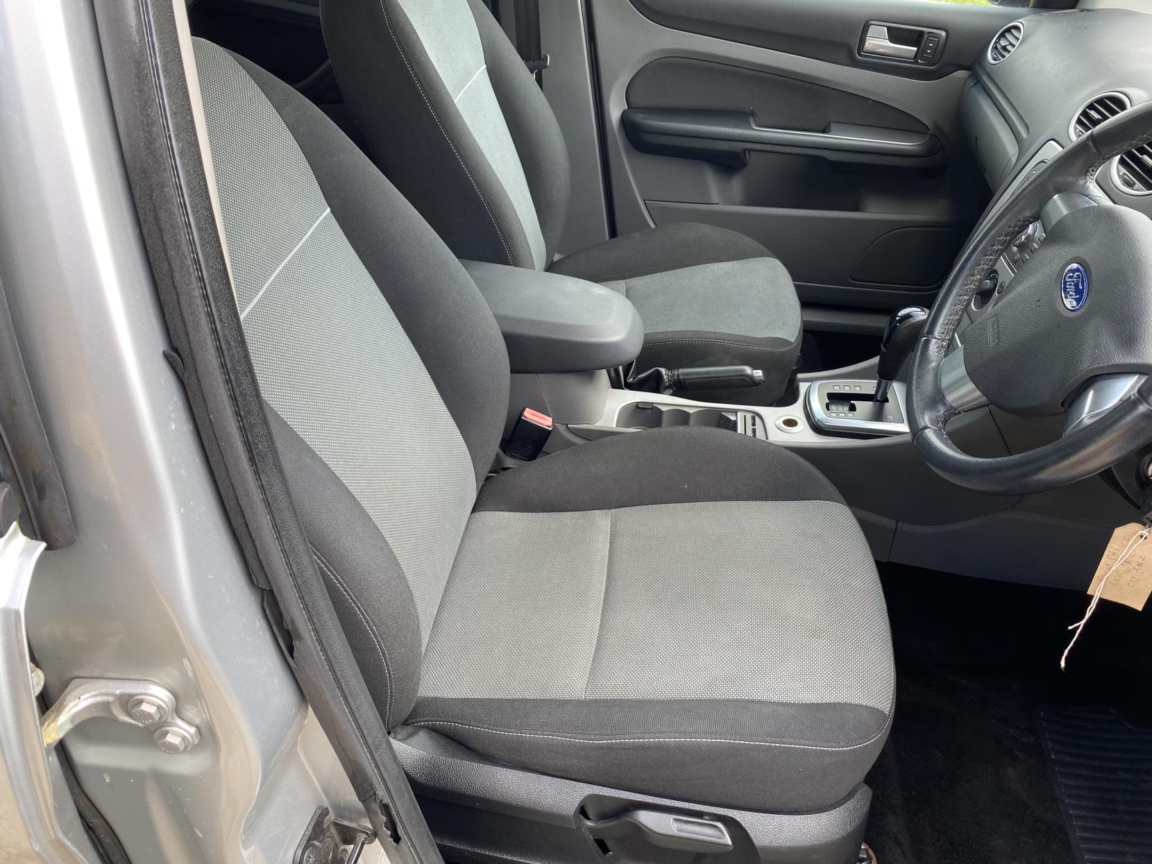 Ford Focus 1.6 Zetec Hatchback 5dr Petrol Automatic (184 g/km, 99 bhp)