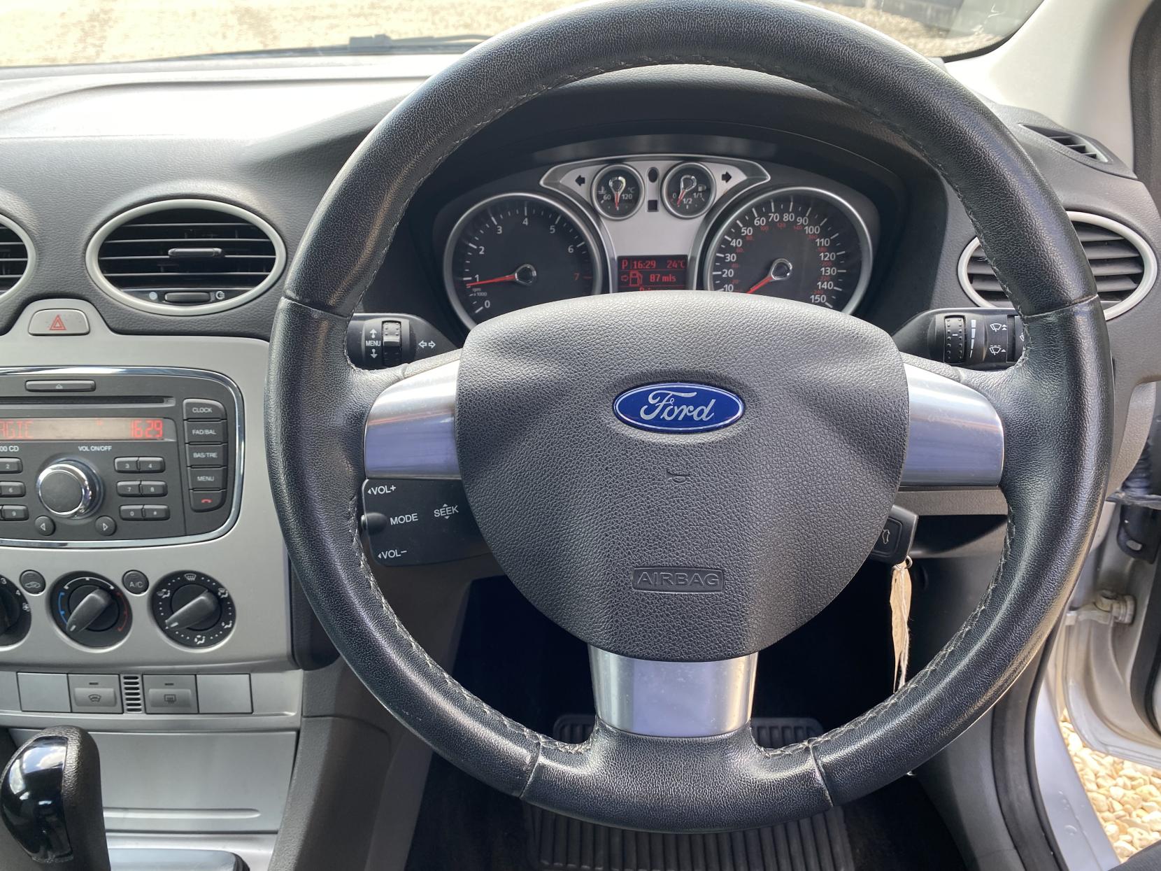 Ford Focus 1.6 Zetec Hatchback 5dr Petrol Automatic (184 g/km, 99 bhp)
