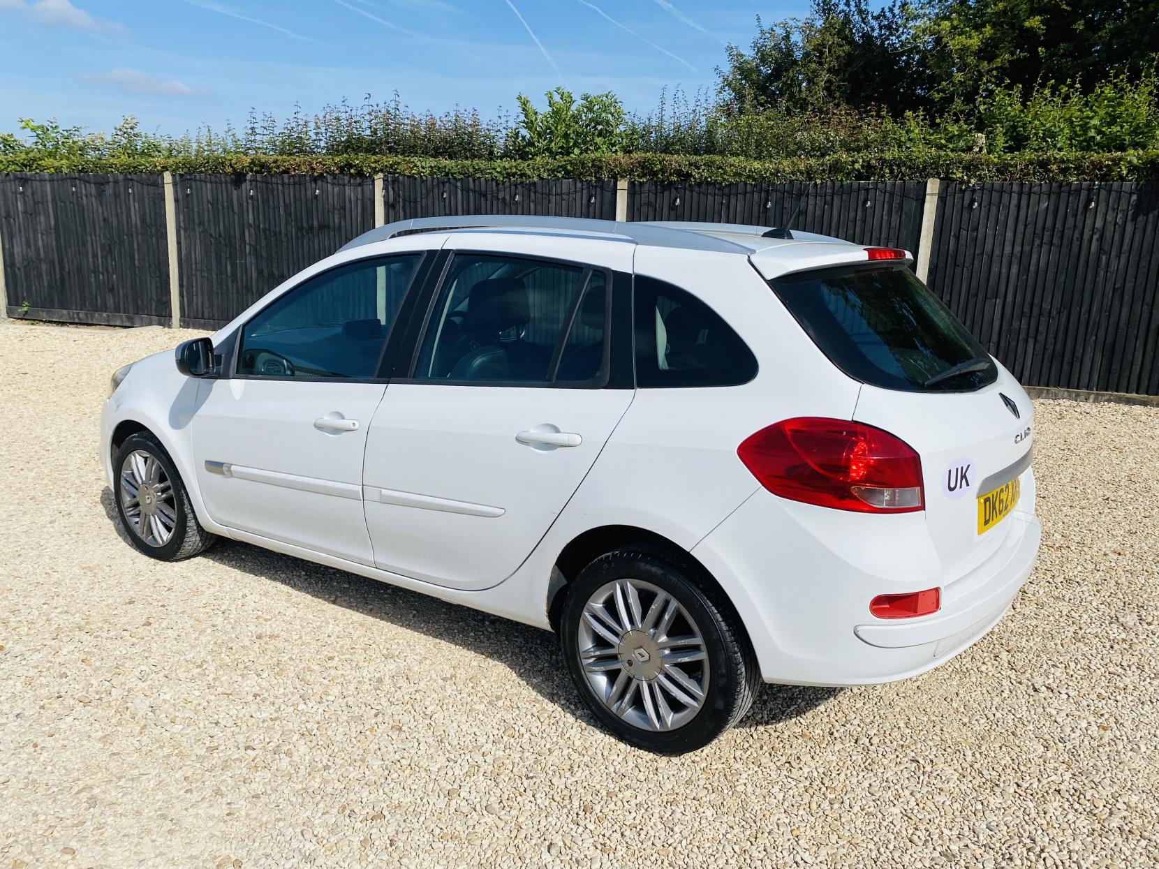 Renault Clio 1.2 Dynamique TomTom Sport Tourer 5dr Petrol Manual Euro 5 (75 ps)
