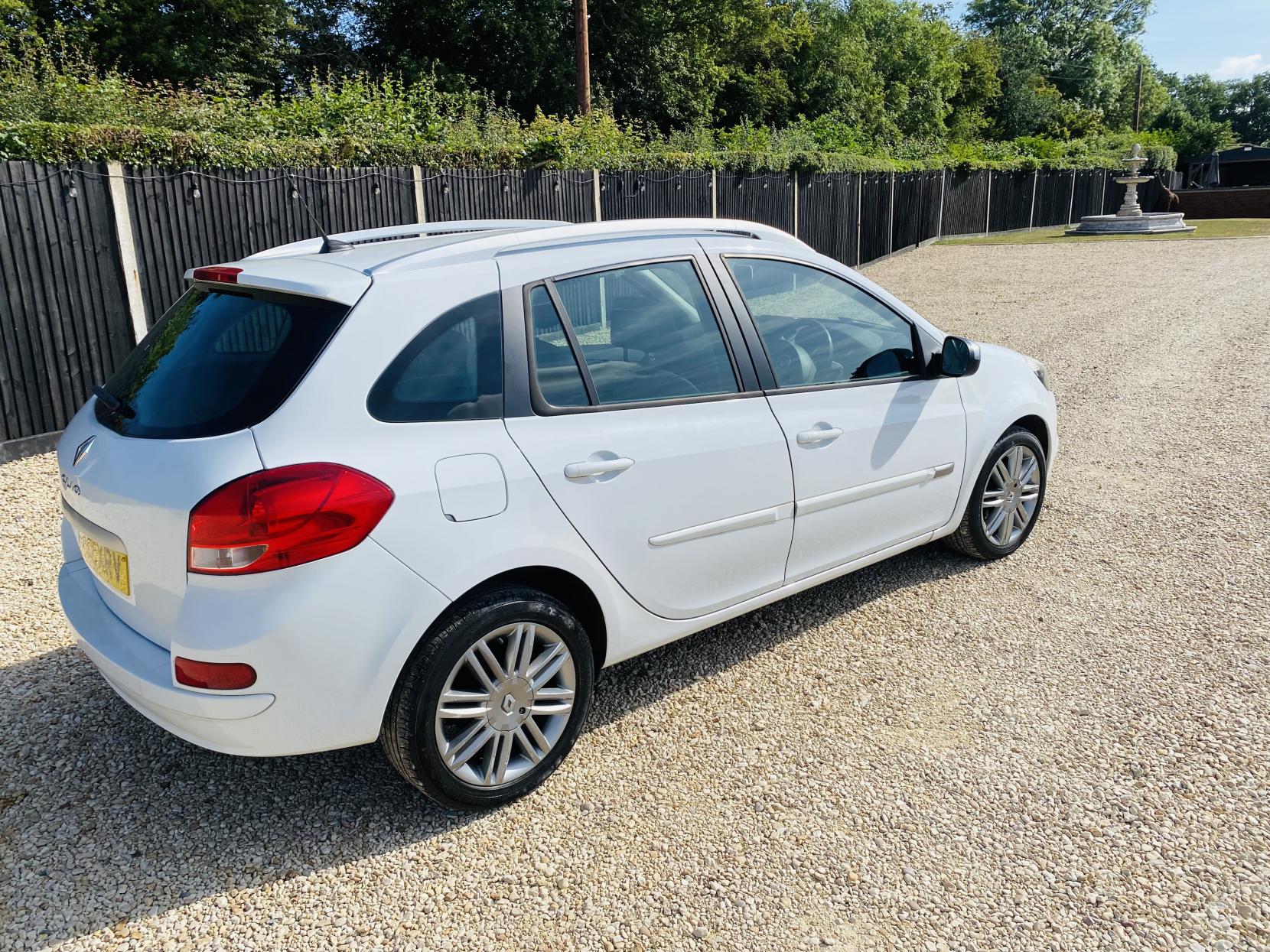 Renault Clio 1.2 Dynamique TomTom Sport Tourer 5dr Petrol Manual Euro 5 (75 ps)