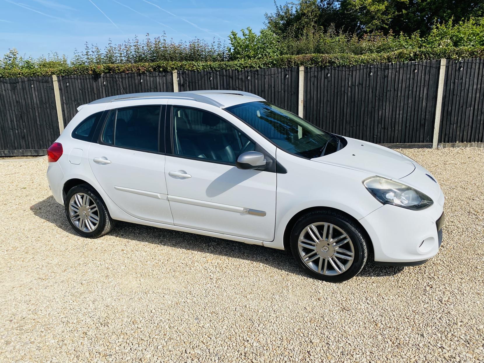 Renault Clio 1.2 Dynamique TomTom Sport Tourer 5dr Petrol Manual Euro 5 (75 ps)
