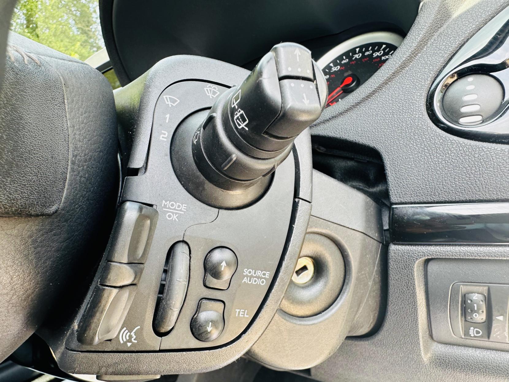 Renault Clio 1.2 Dynamique TomTom Sport Tourer 5dr Petrol Manual Euro 5 (75 ps)