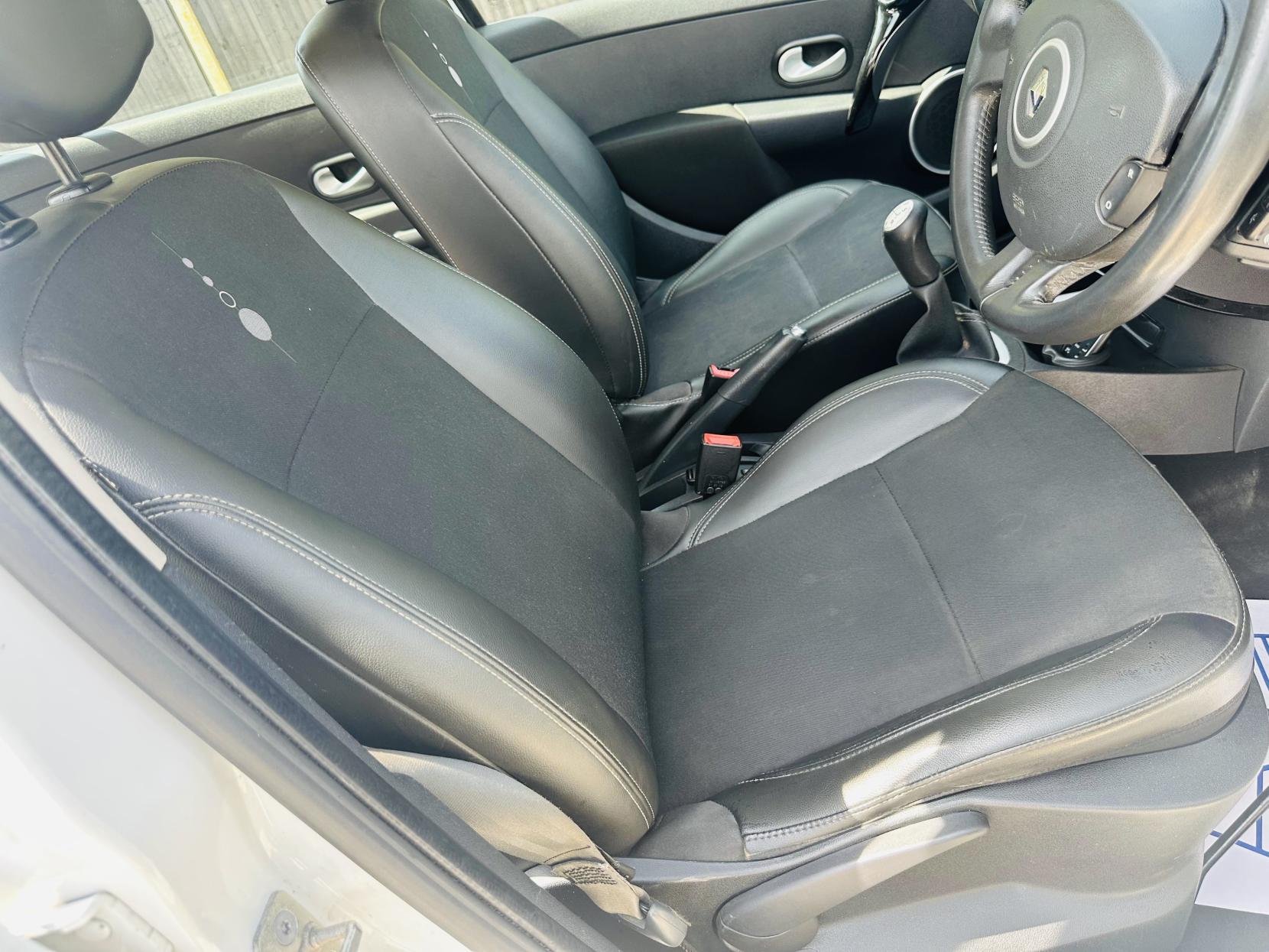 Renault Clio 1.2 Dynamique TomTom Sport Tourer 5dr Petrol Manual Euro 5 (75 ps)