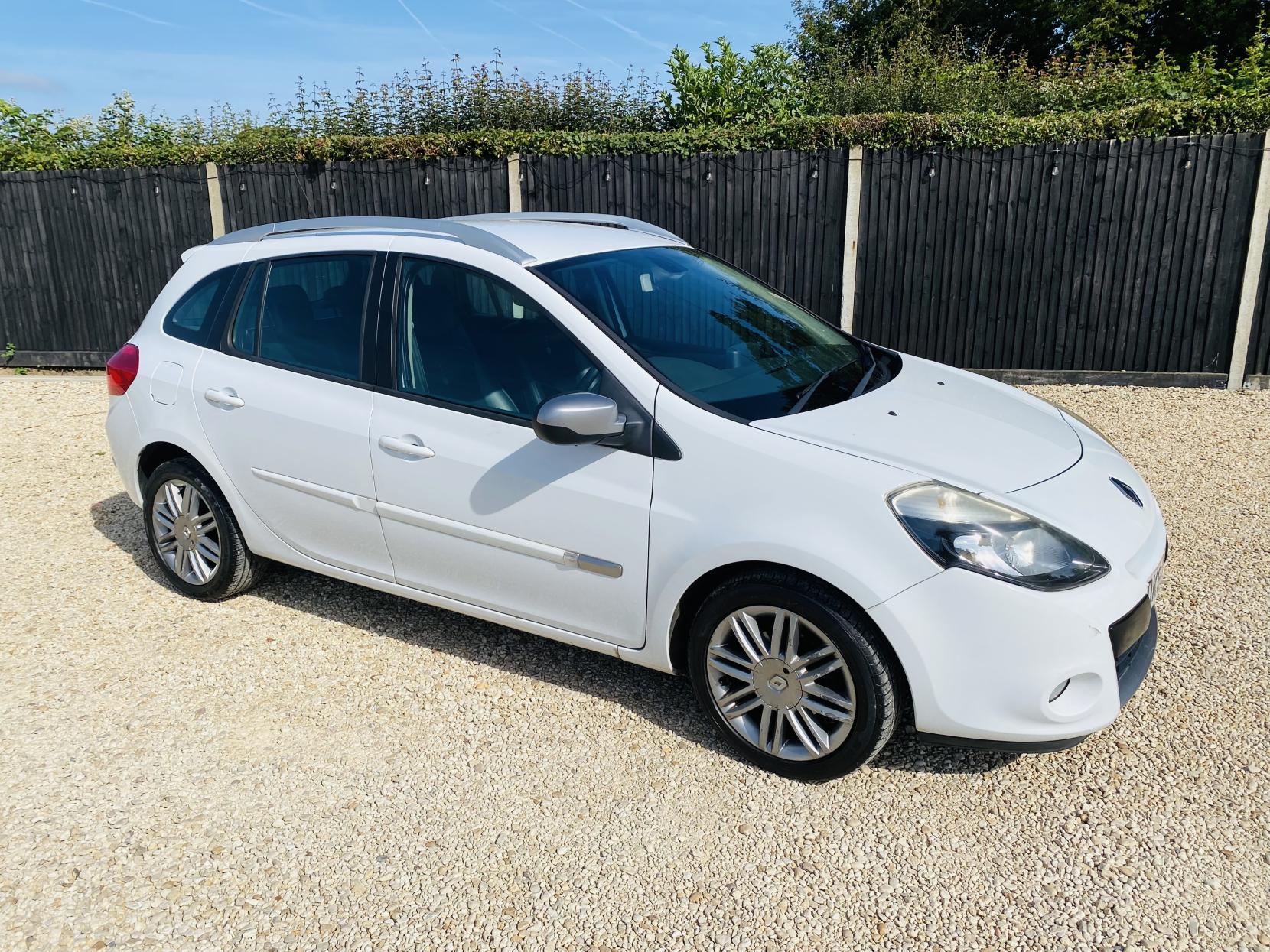 Renault Clio 1.2 Dynamique TomTom Sport Tourer 5dr Petrol Manual Euro 5 (75 ps)