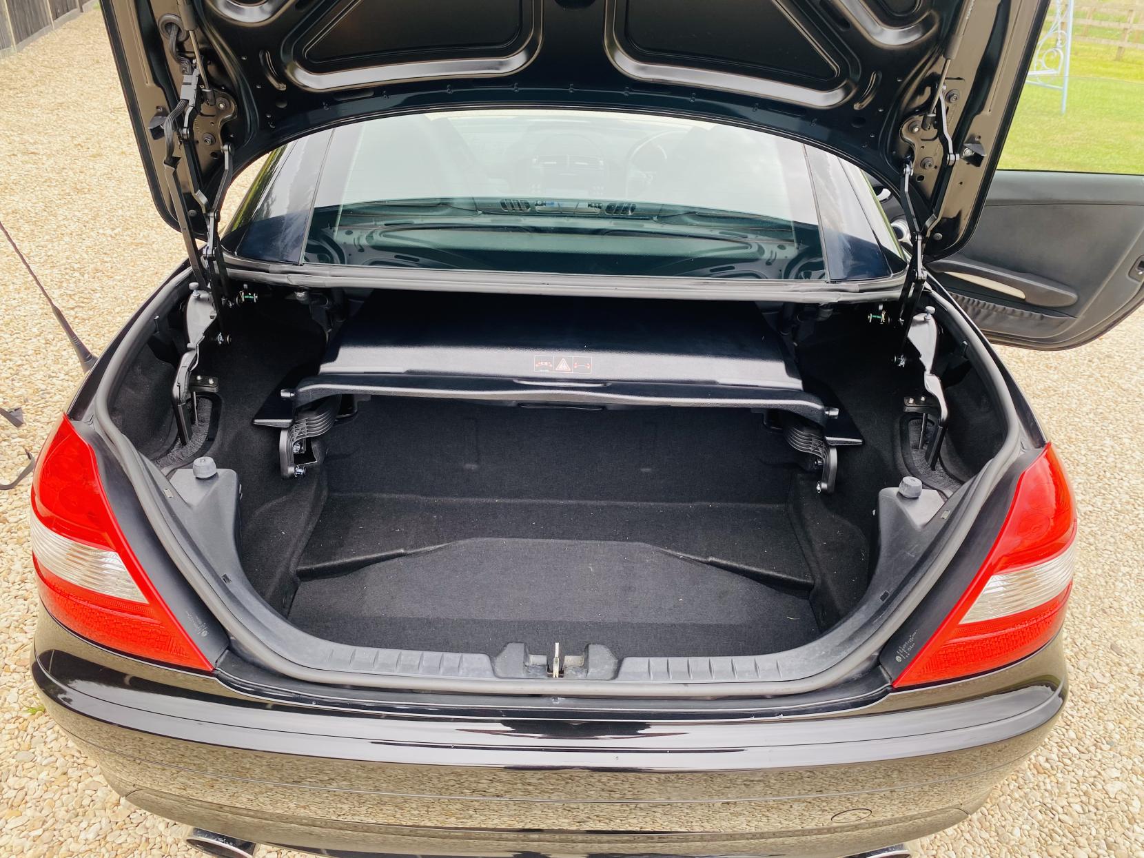 Mercedes-Benz SLK 3.5 SLK350 Convertible 2dr Petrol 7G-Tronic (242 g/km, 272 bhp)