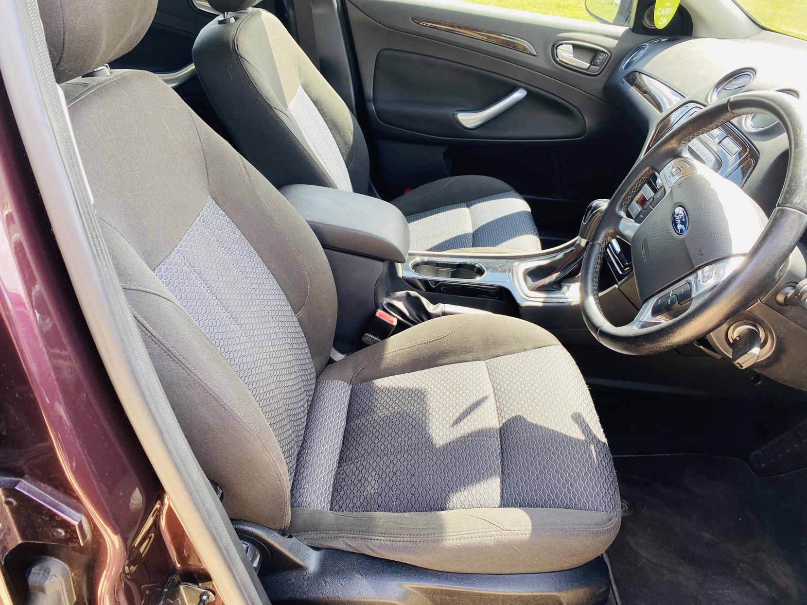 Ford Mondeo 2.3 Ghia Hatchback 5dr Petrol Automatic (223 g/km, 159 bhp)