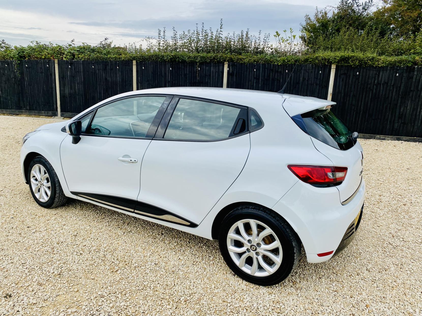 Renault Clio 1.2 16V Dynamique Nav Hatchback 5dr Petrol Manual Euro 6 (75 ps)
